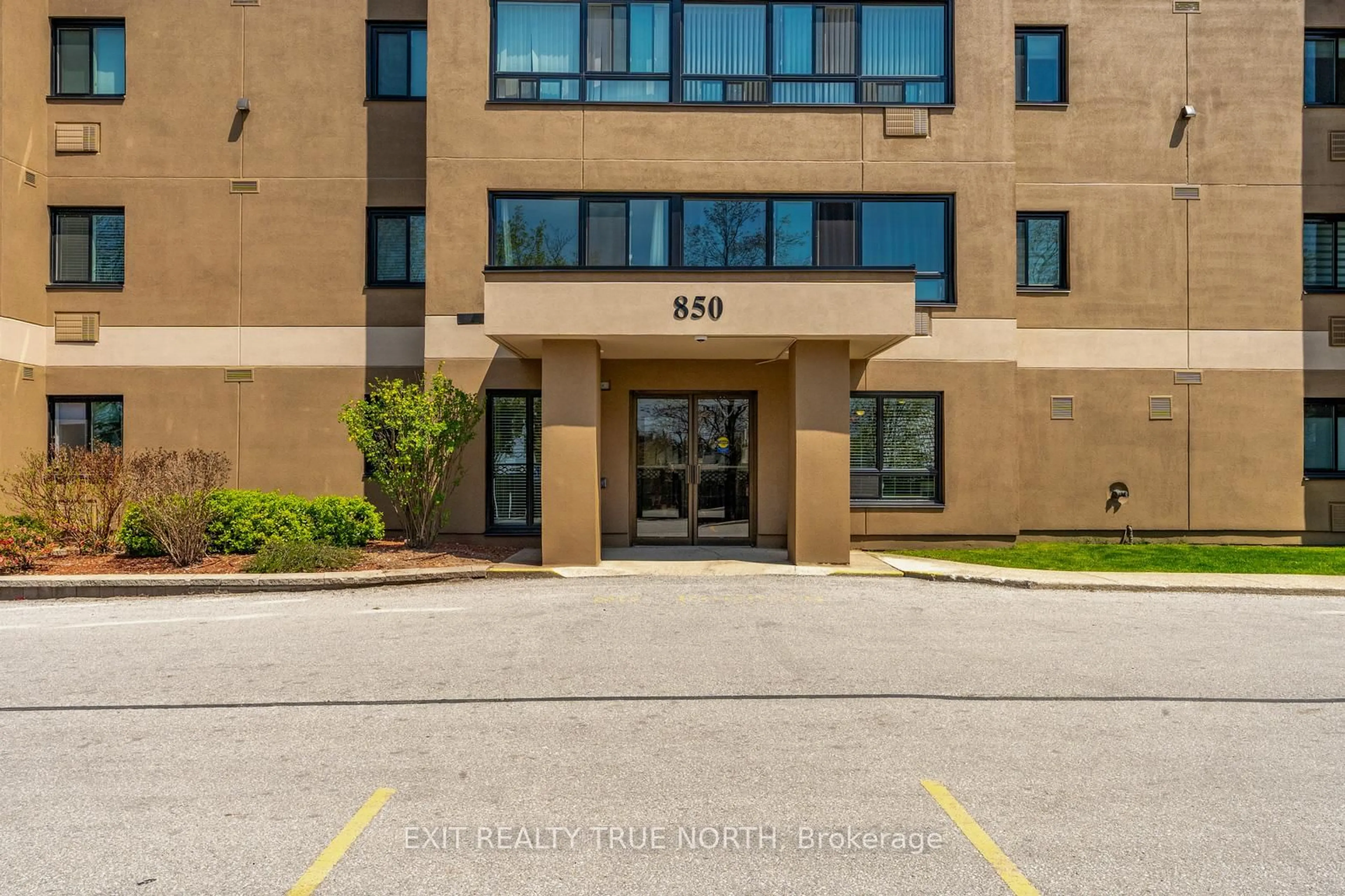 Indoor foyer for 850 6th St #204, Owen Sound Ontario N4K 6T7