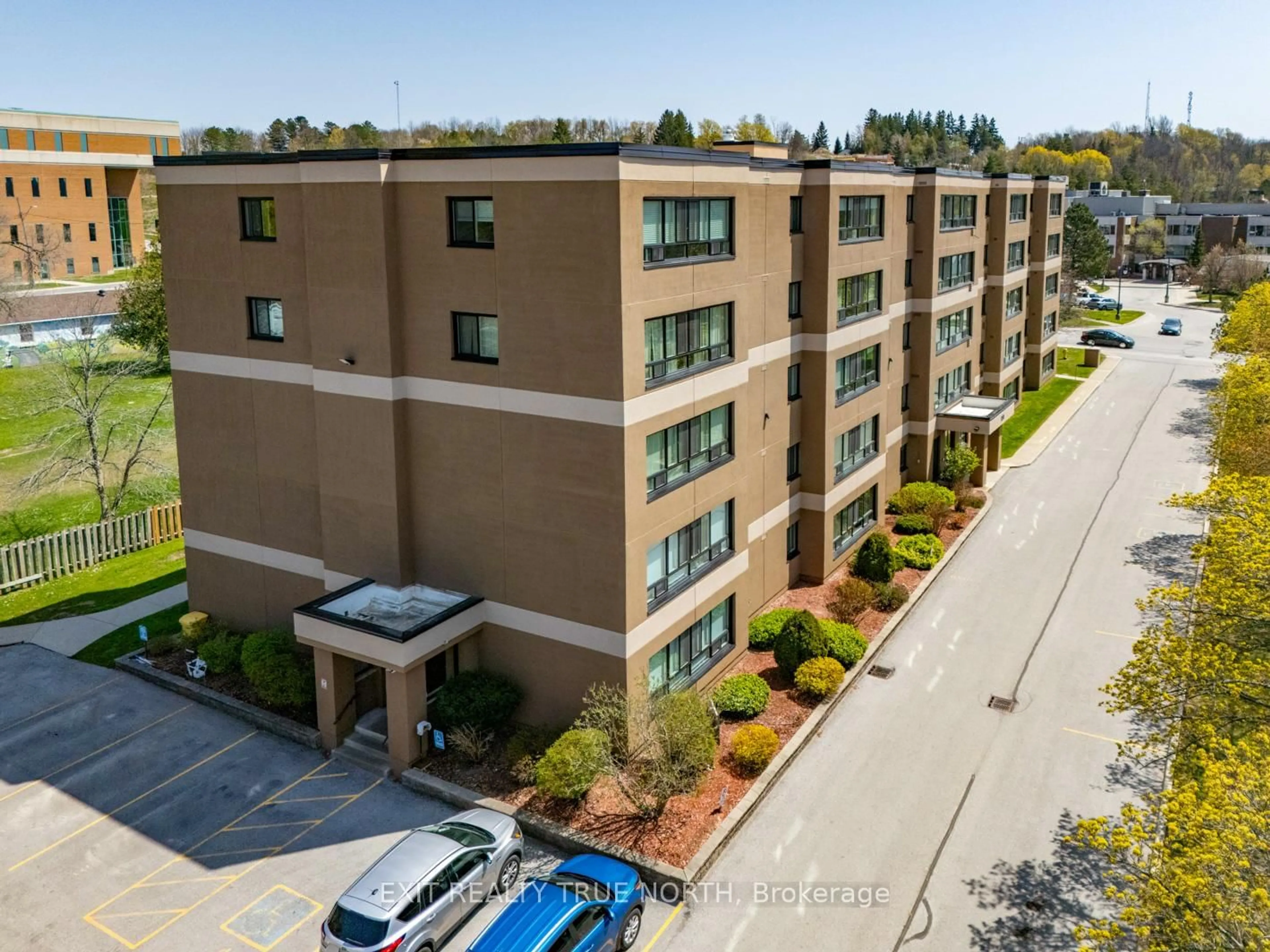 A pic from outside/outdoor area/front of a property/back of a property/a pic from drone, building for 850 6th St #204, Owen Sound Ontario N4K 6T7