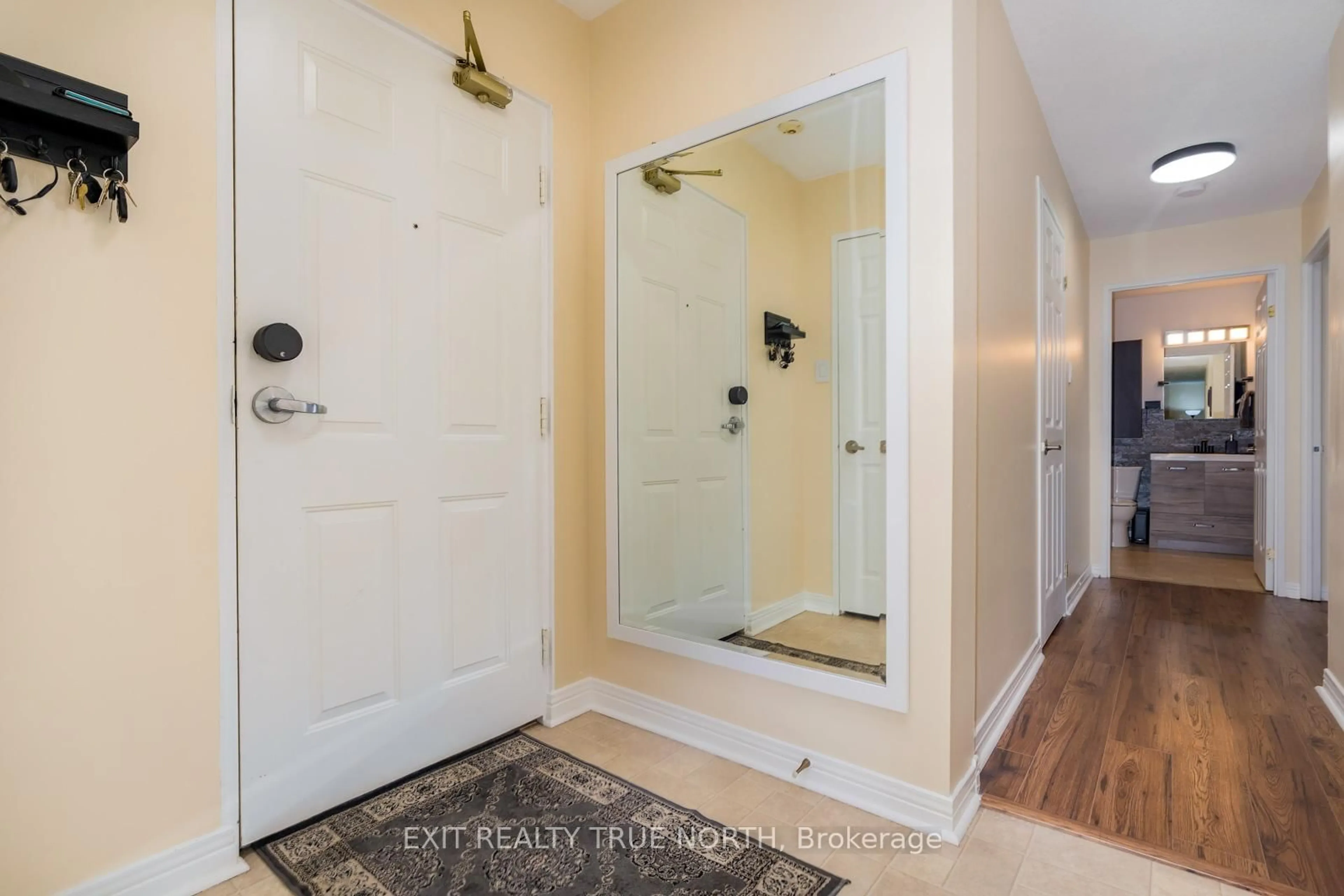 Indoor entryway for 850 6th St #204, Owen Sound Ontario N4K 6T7