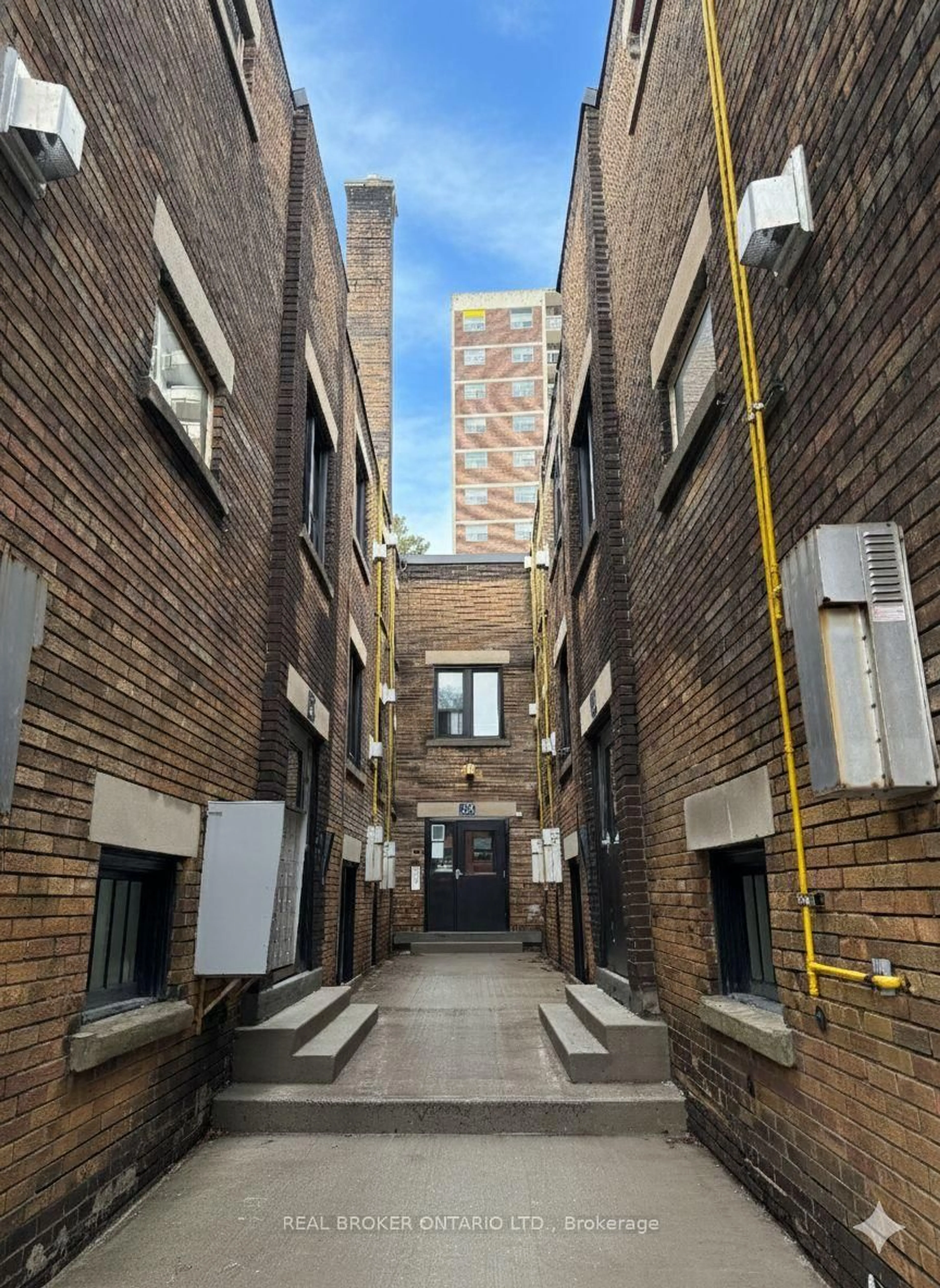 Unknown for 46 College St, Kitchener Ontario N2H 5A1