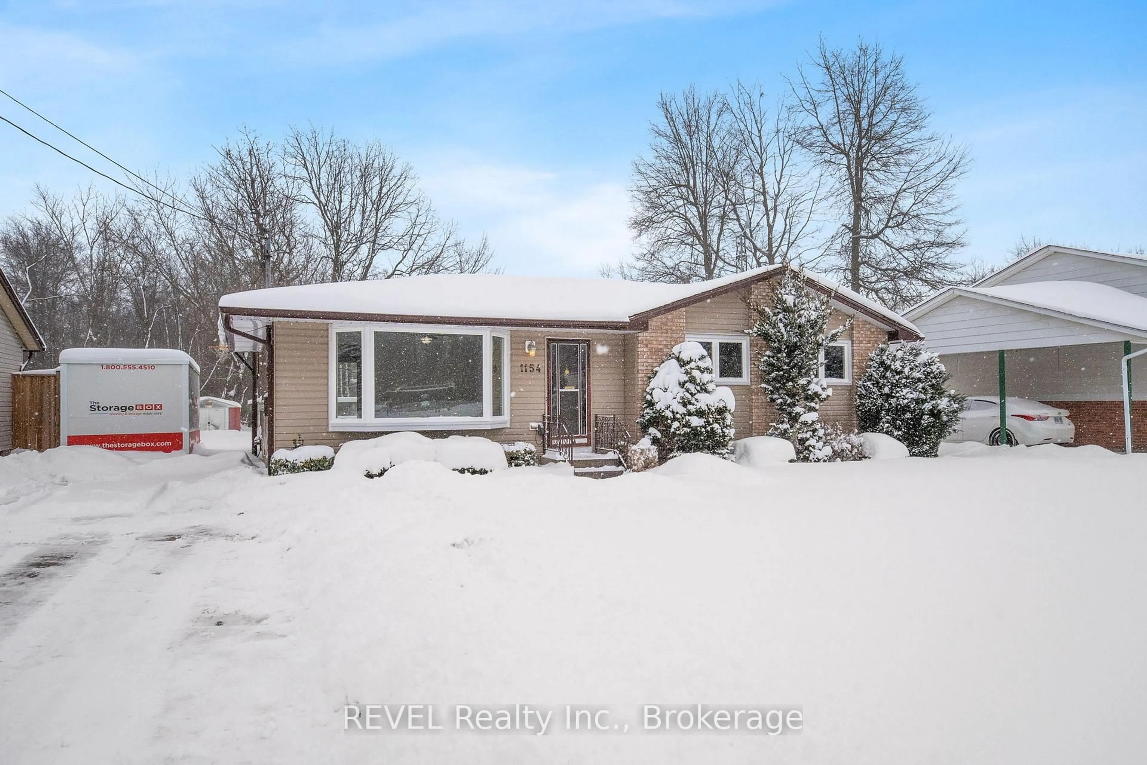 A pic from outside/outdoor area/front of a property/back of a property/a pic from drone, street for 1154 Tenth St, Fort Erie Ontario L2A 6B1