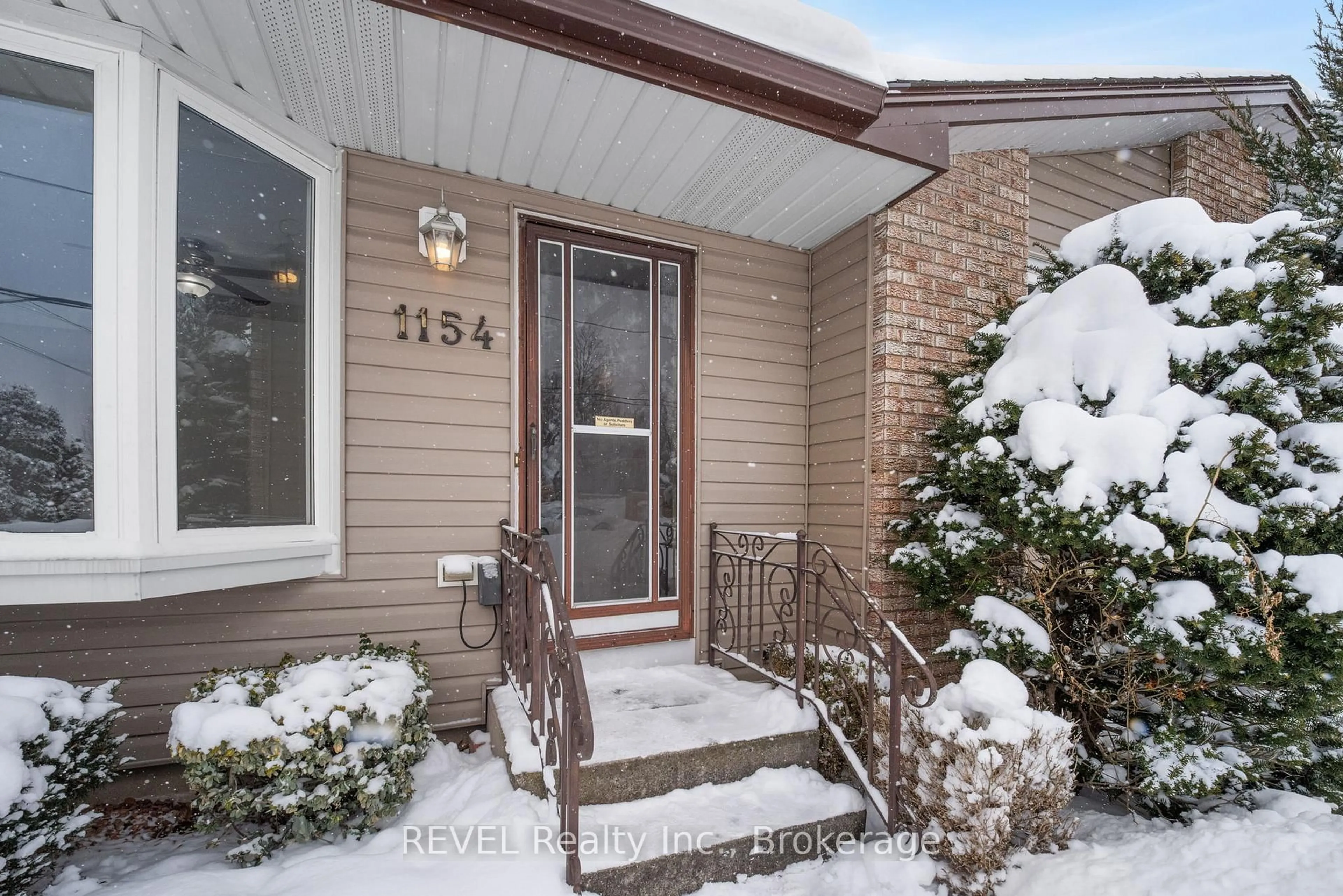 Indoor entryway for 1154 Tenth St, Fort Erie Ontario L2A 6B1