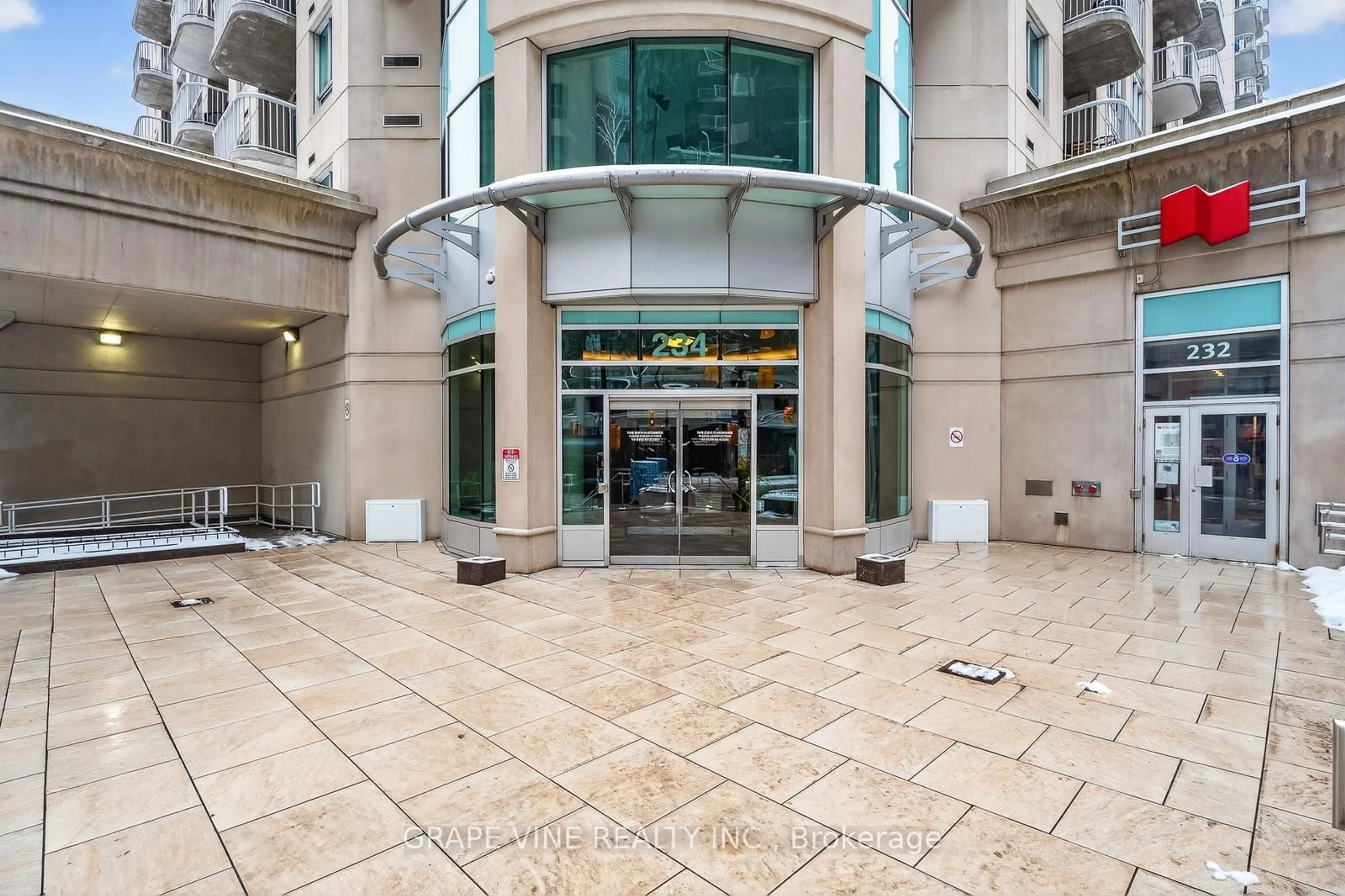 Indoor foyer for 234 Rideau St #304, Ottawa Ontario K1N 0A9