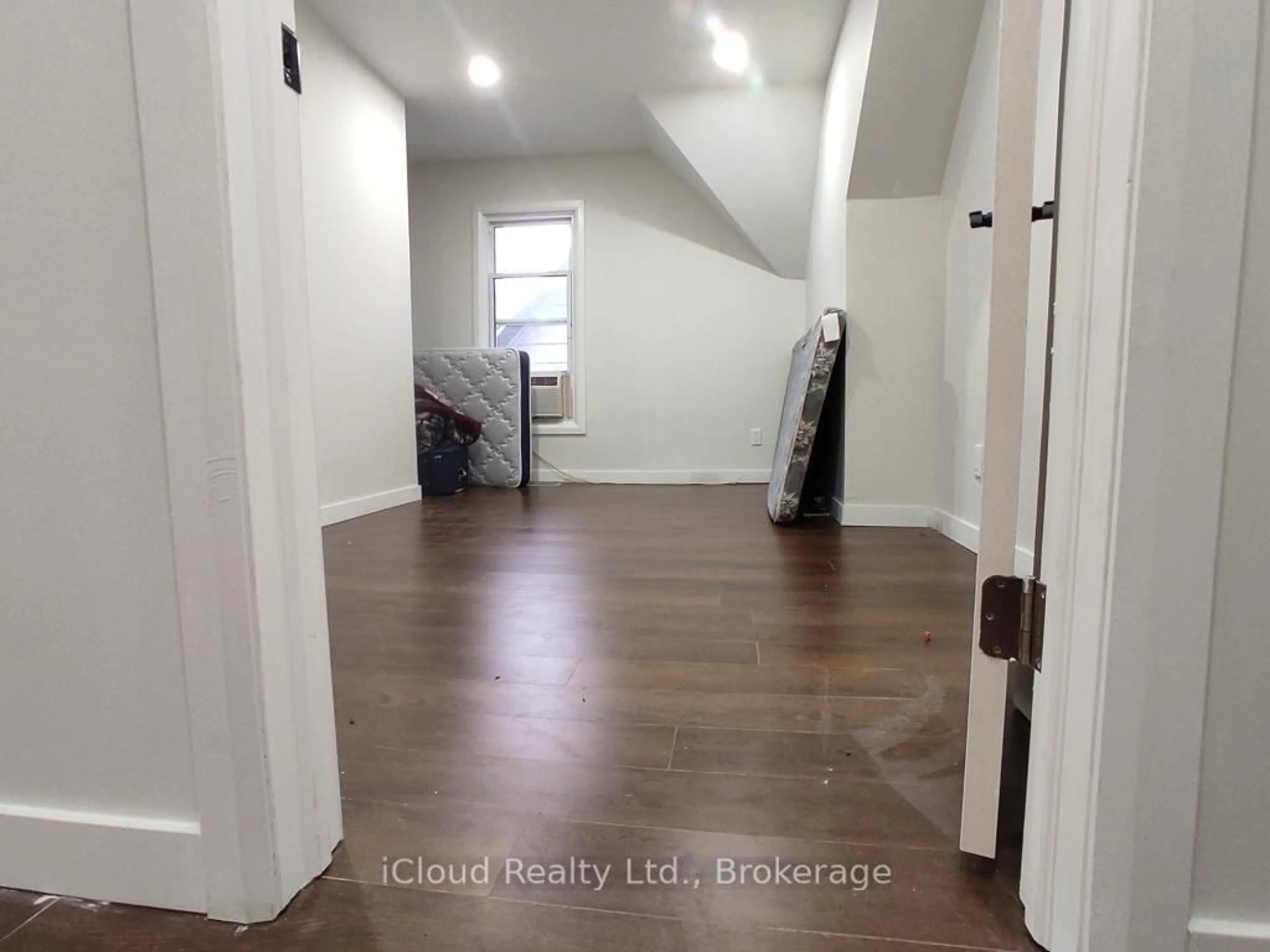 Indoor entryway for 254 Tuscarora St, Windsor Ontario N9A 3L5