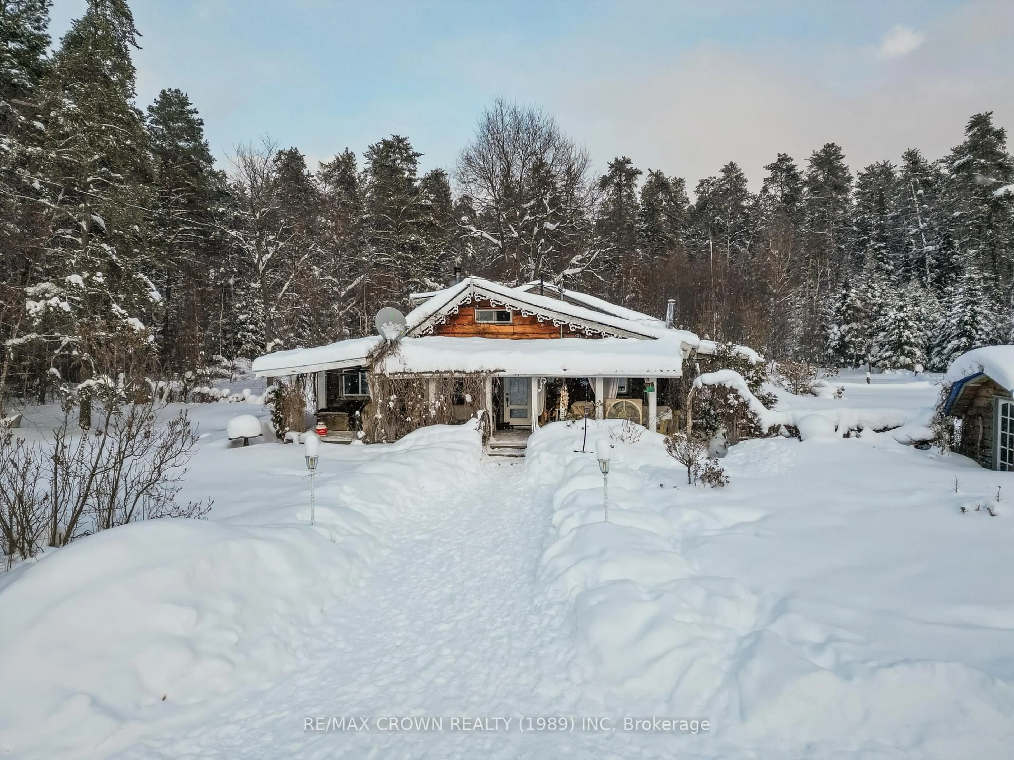 A pic from outside/outdoor area/front of a property/back of a property/a pic from drone, unknown for 229 Airport Rd, Sundridge Ontario P0A 1Z0