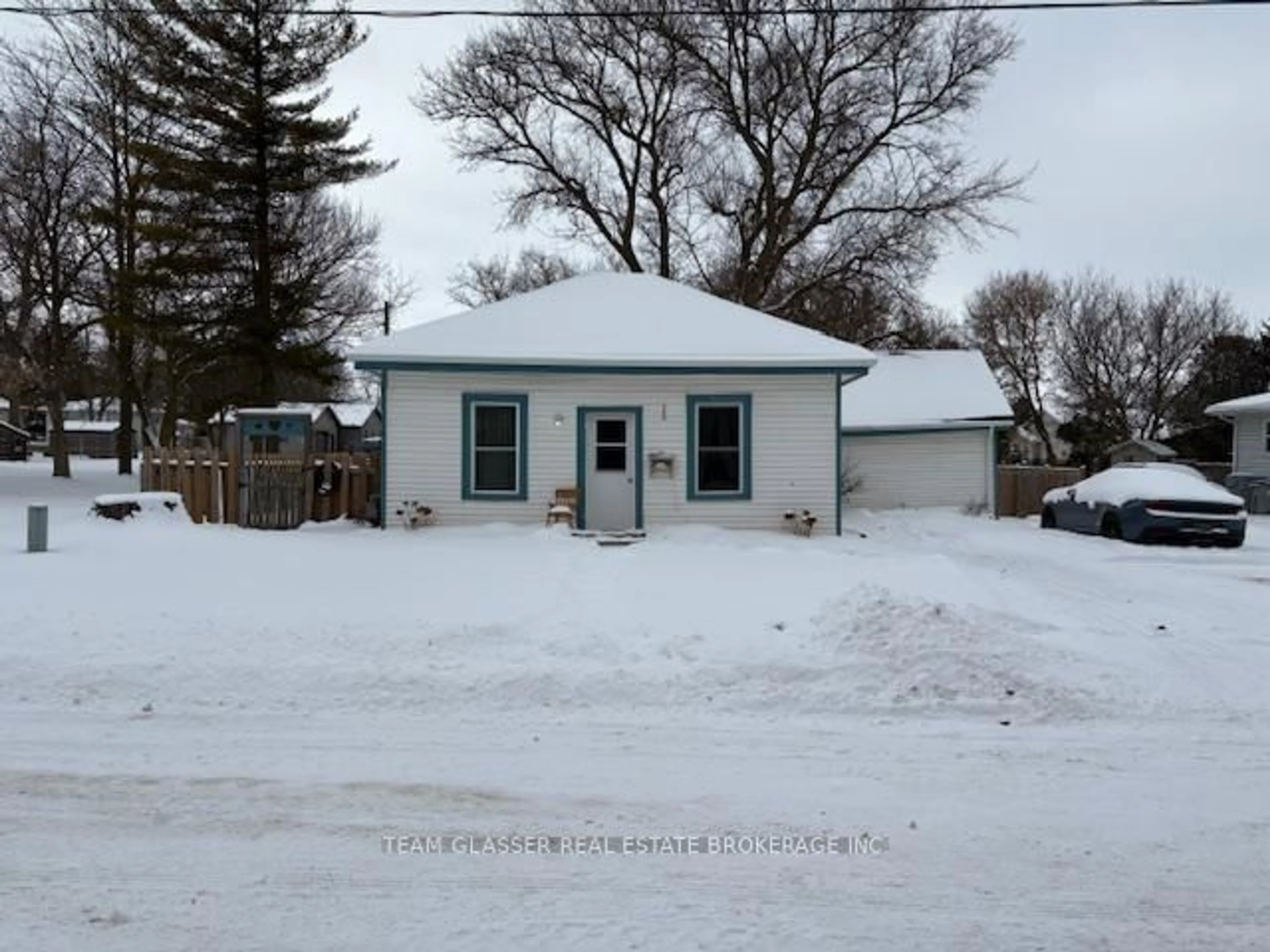 A pic from outside/outdoor area/front of a property/back of a property/a pic from drone, street for 269 RICHMOND St, North Middlesex Ontario N0M 2K0