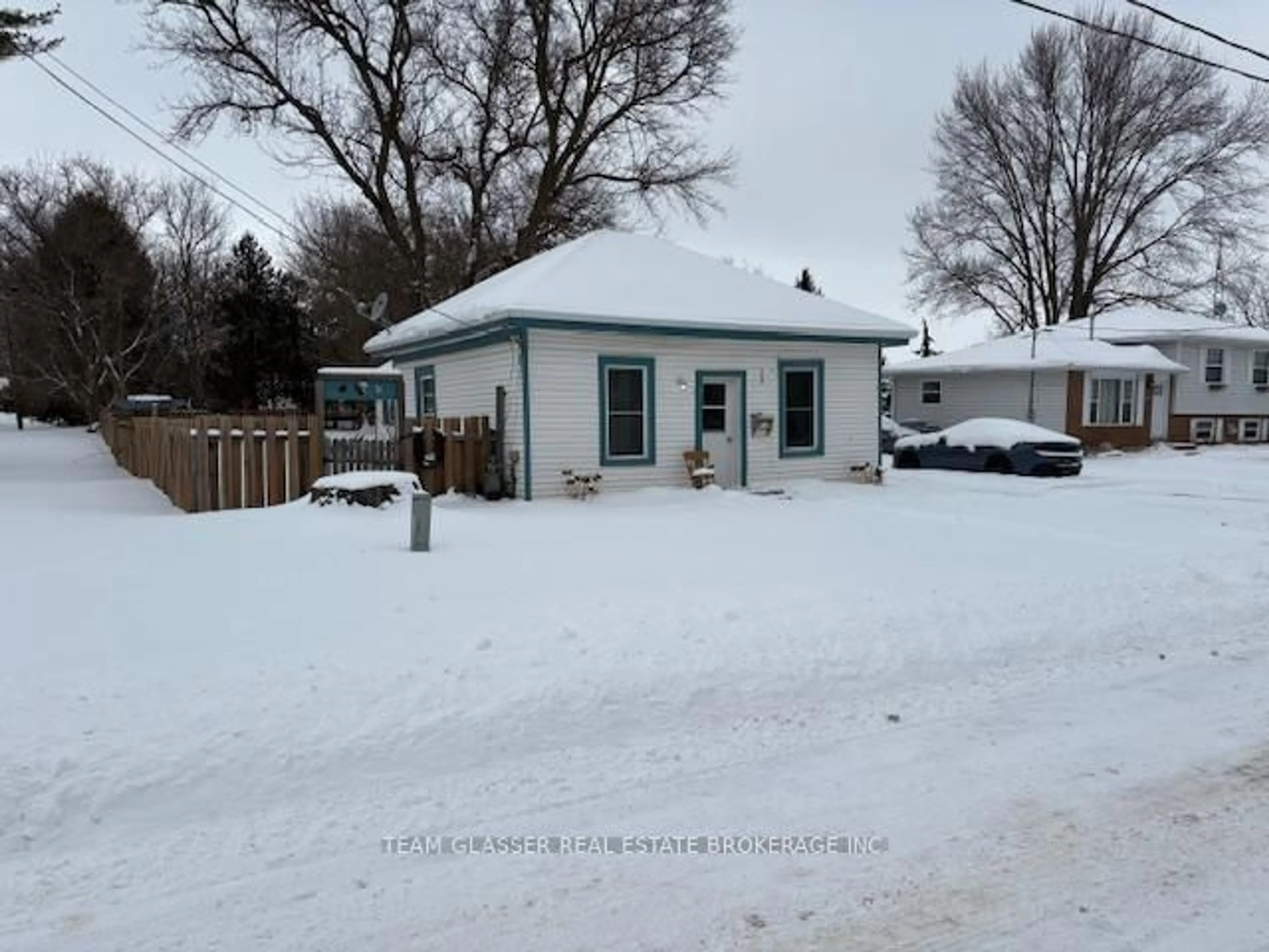 A pic from outside/outdoor area/front of a property/back of a property/a pic from drone, street for 269 RICHMOND St, North Middlesex Ontario N0M 2K0