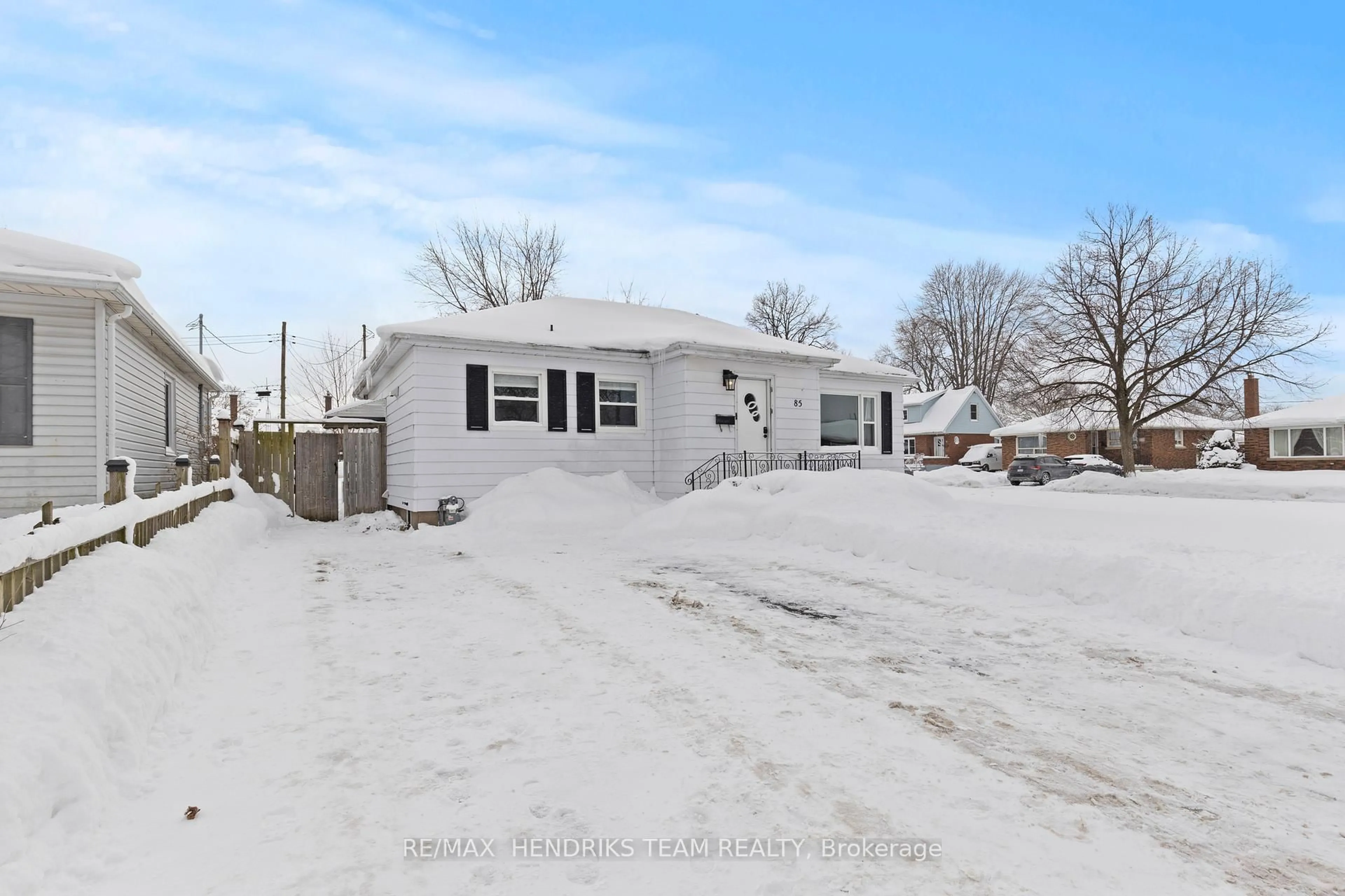A pic from outside/outdoor area/front of a property/back of a property/a pic from drone, street for 85 Albert St, Thorold Ontario L2V 2H1