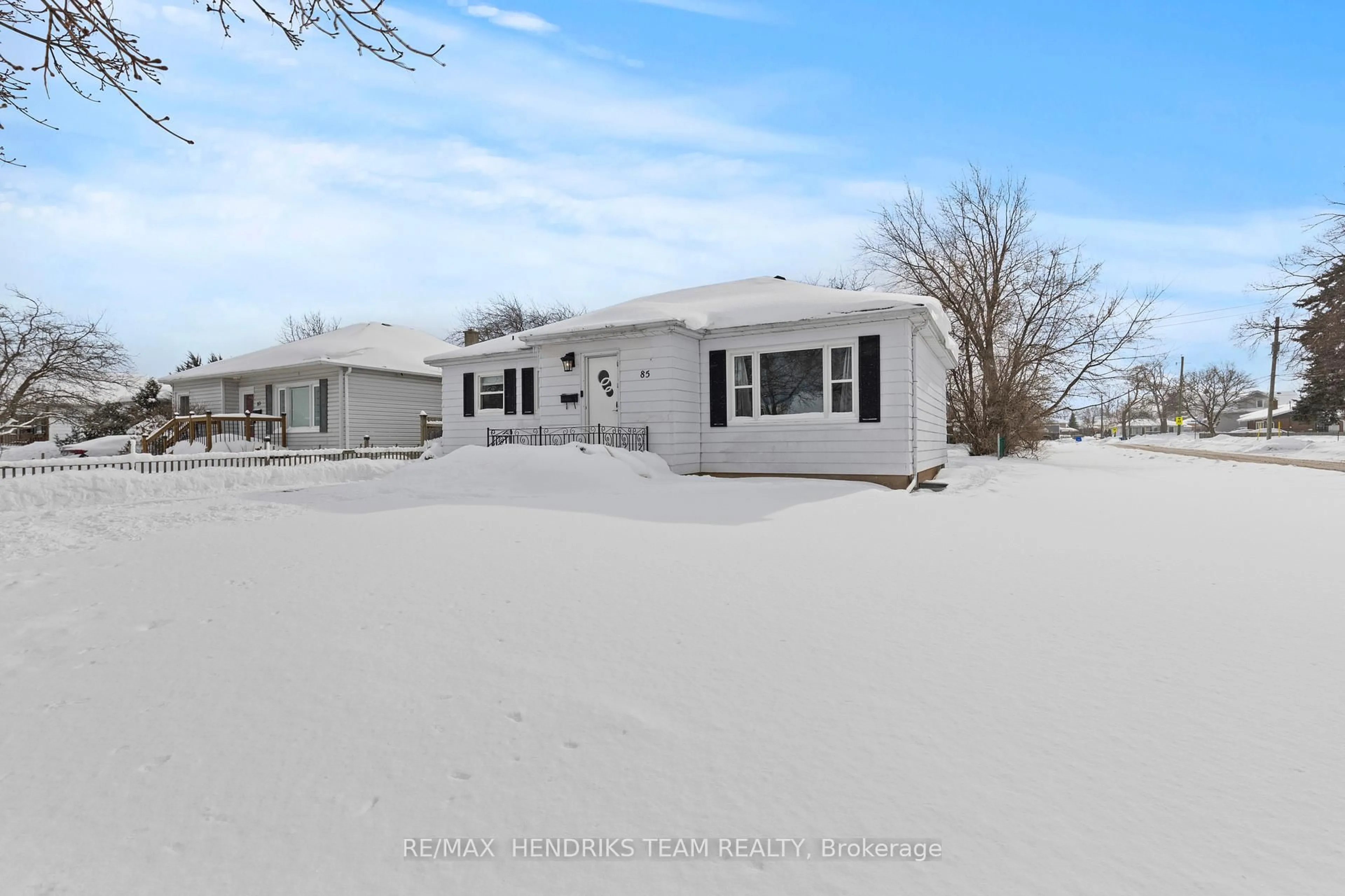 A pic from outside/outdoor area/front of a property/back of a property/a pic from drone, street for 85 Albert St, Thorold Ontario L2V 2H1