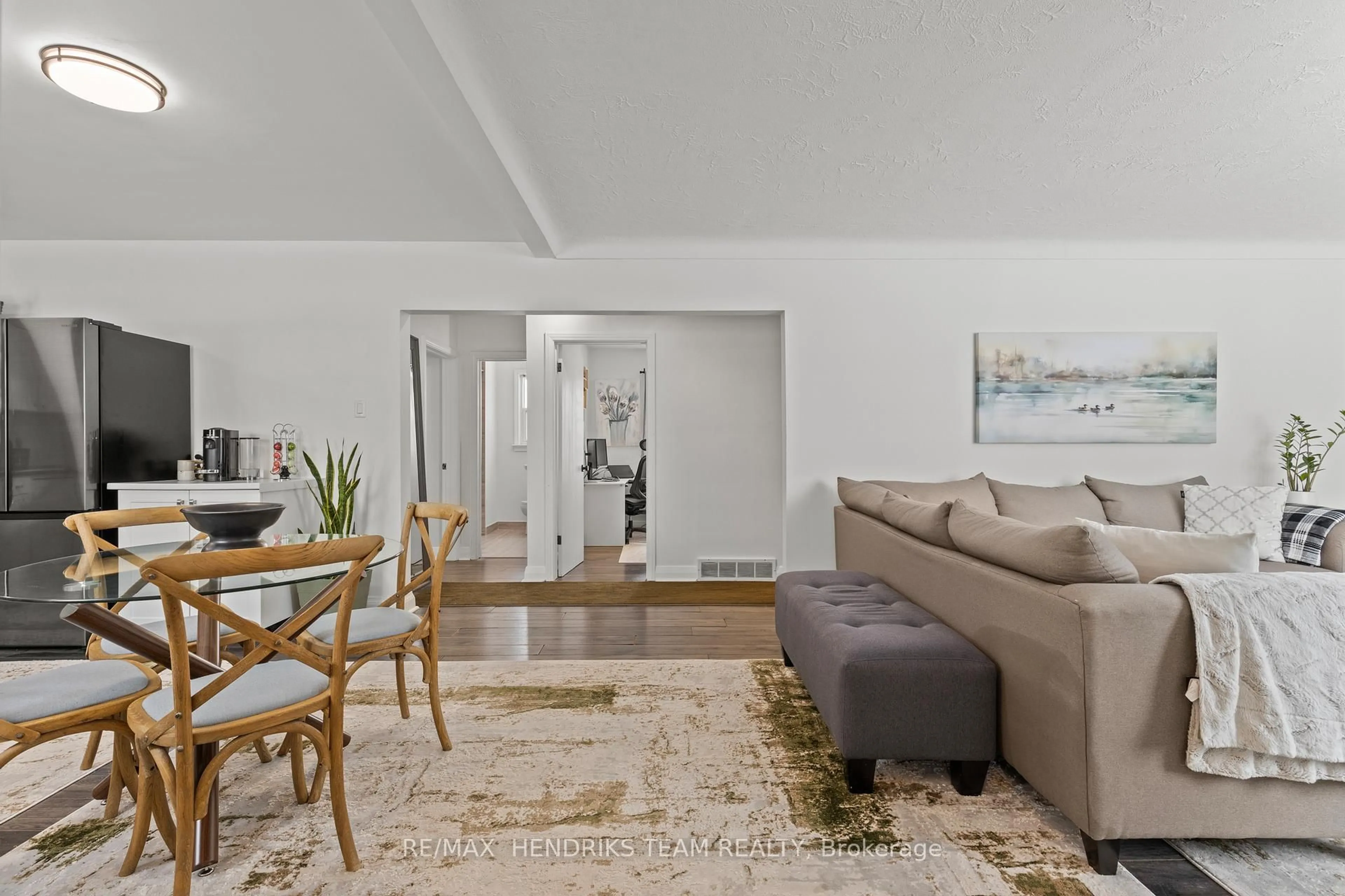 Living room with furniture, unknown for 85 Albert St, Thorold Ontario L2V 2H1