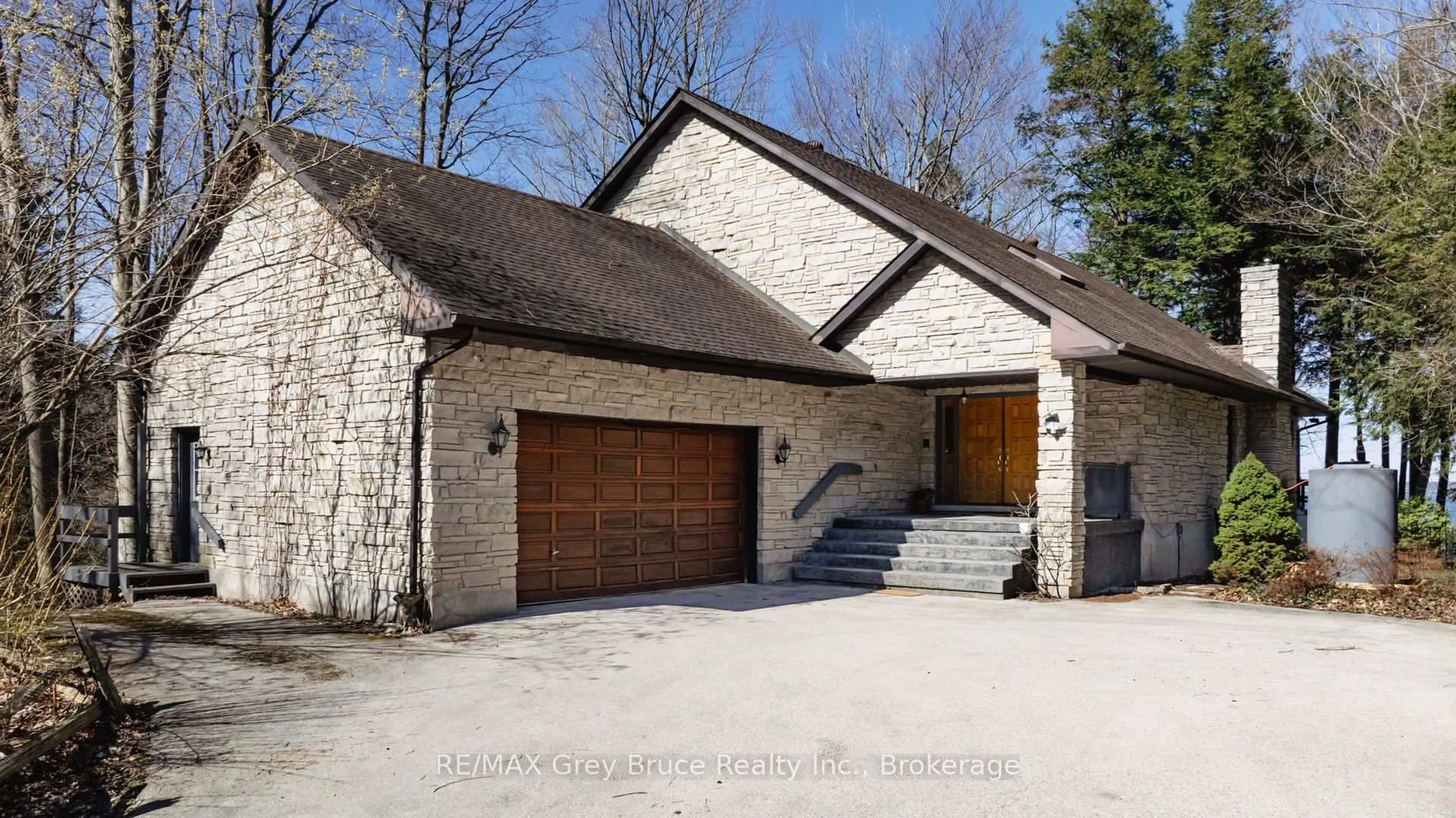 Indoor garage for 128 Thornridge Rd, Meaford Ontario N0H 1B0