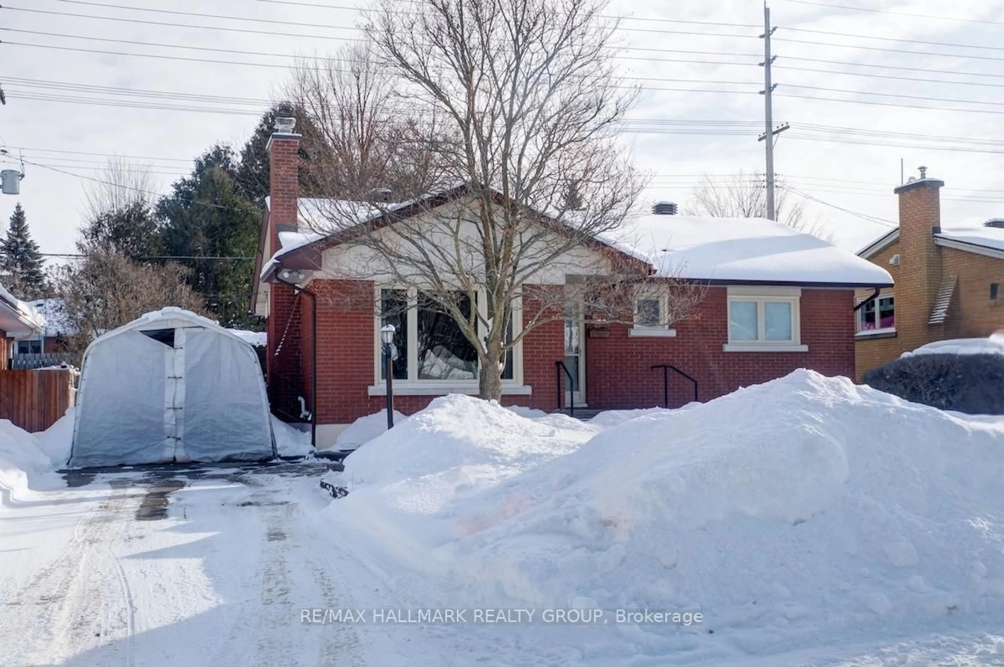 A pic from outside/outdoor area/front of a property/back of a property/a pic from drone, street for 1259 Placid St, Ottawa Ontario K2C 3A8