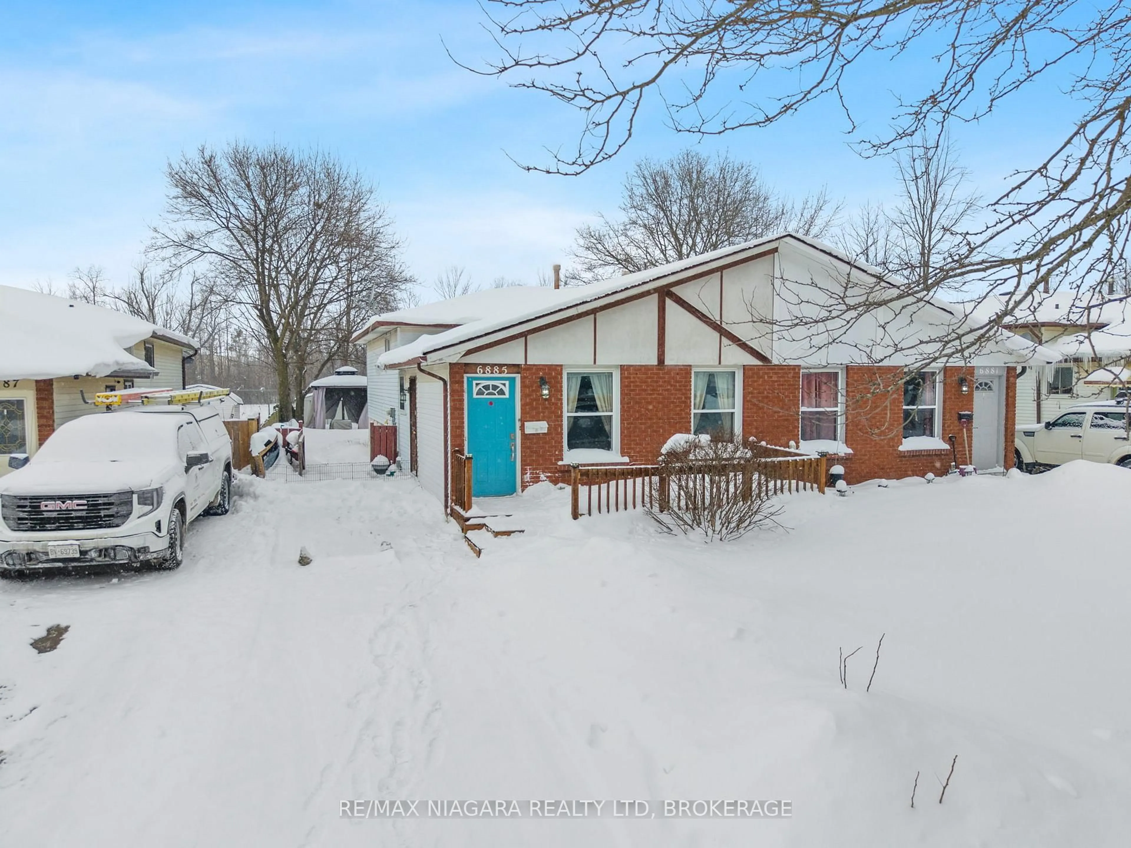 A pic from outside/outdoor area/front of a property/back of a property/a pic from drone, street for 6885 Waters Ave, Niagara Falls Ontario L2G 5X4