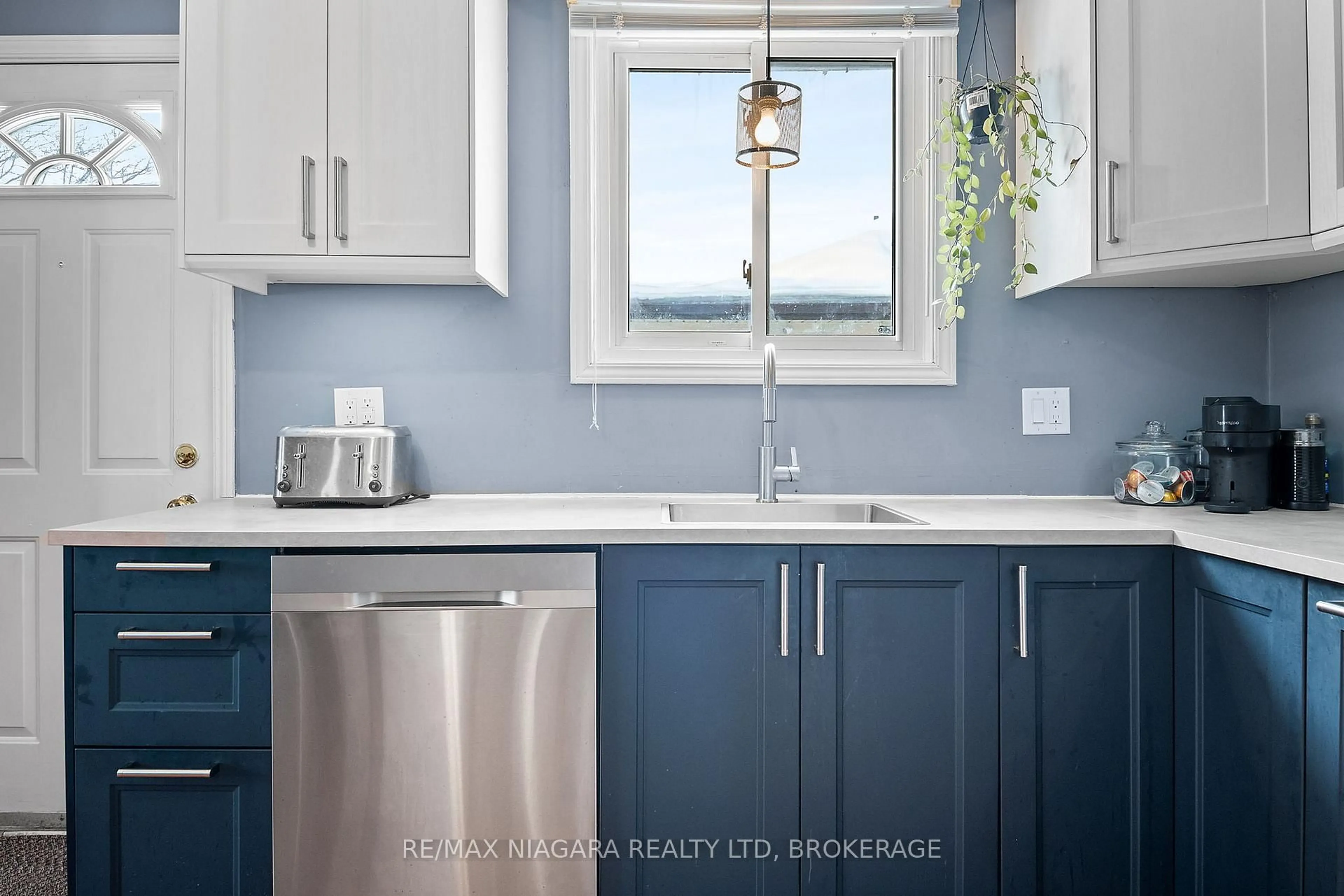 Contemporary kitchen, unknown for 6885 Waters Ave, Niagara Falls Ontario L2G 5X4