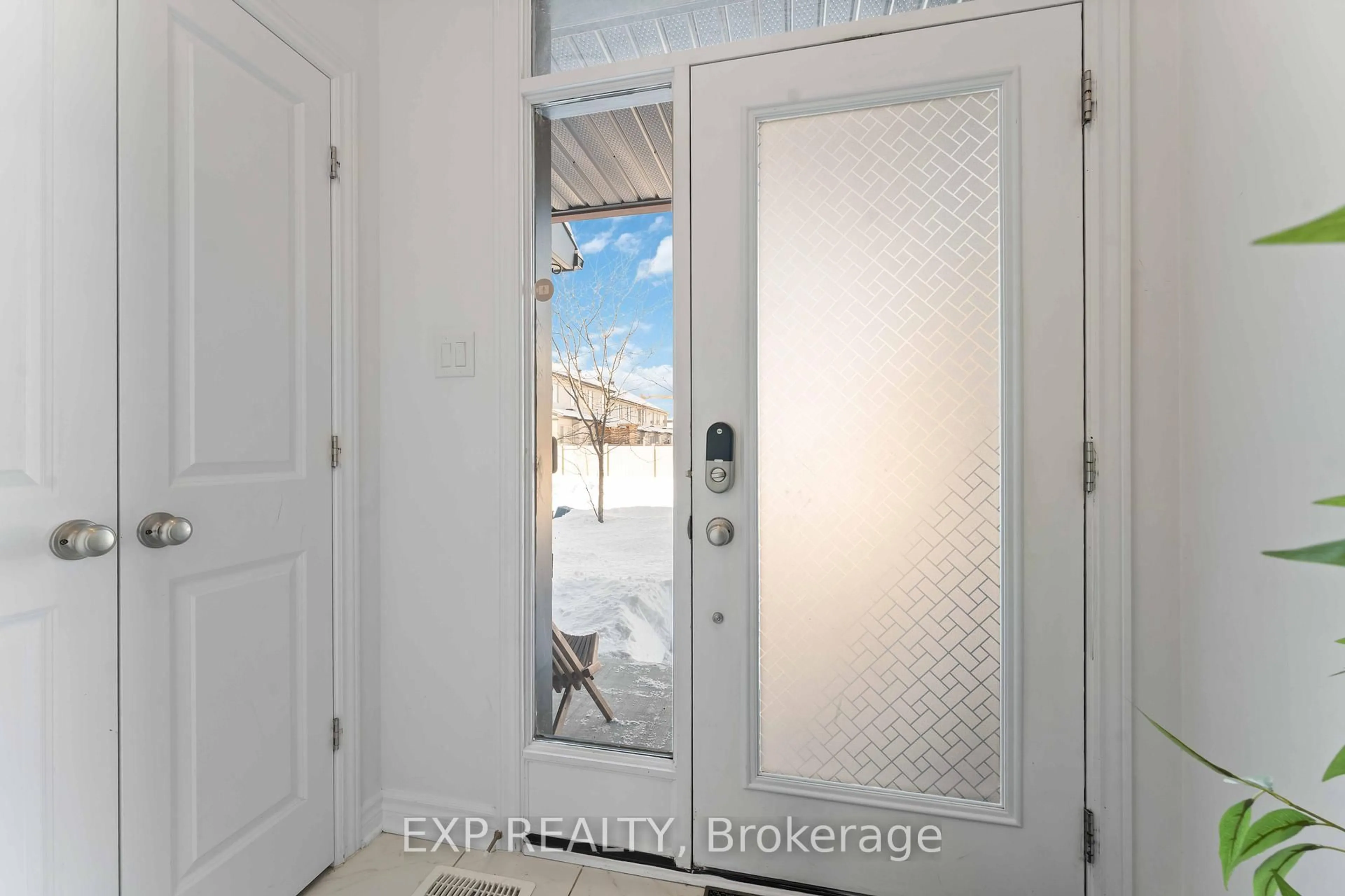 Indoor entryway for 838 Clapham Terr, Ottawa Ontario K2S 2N8