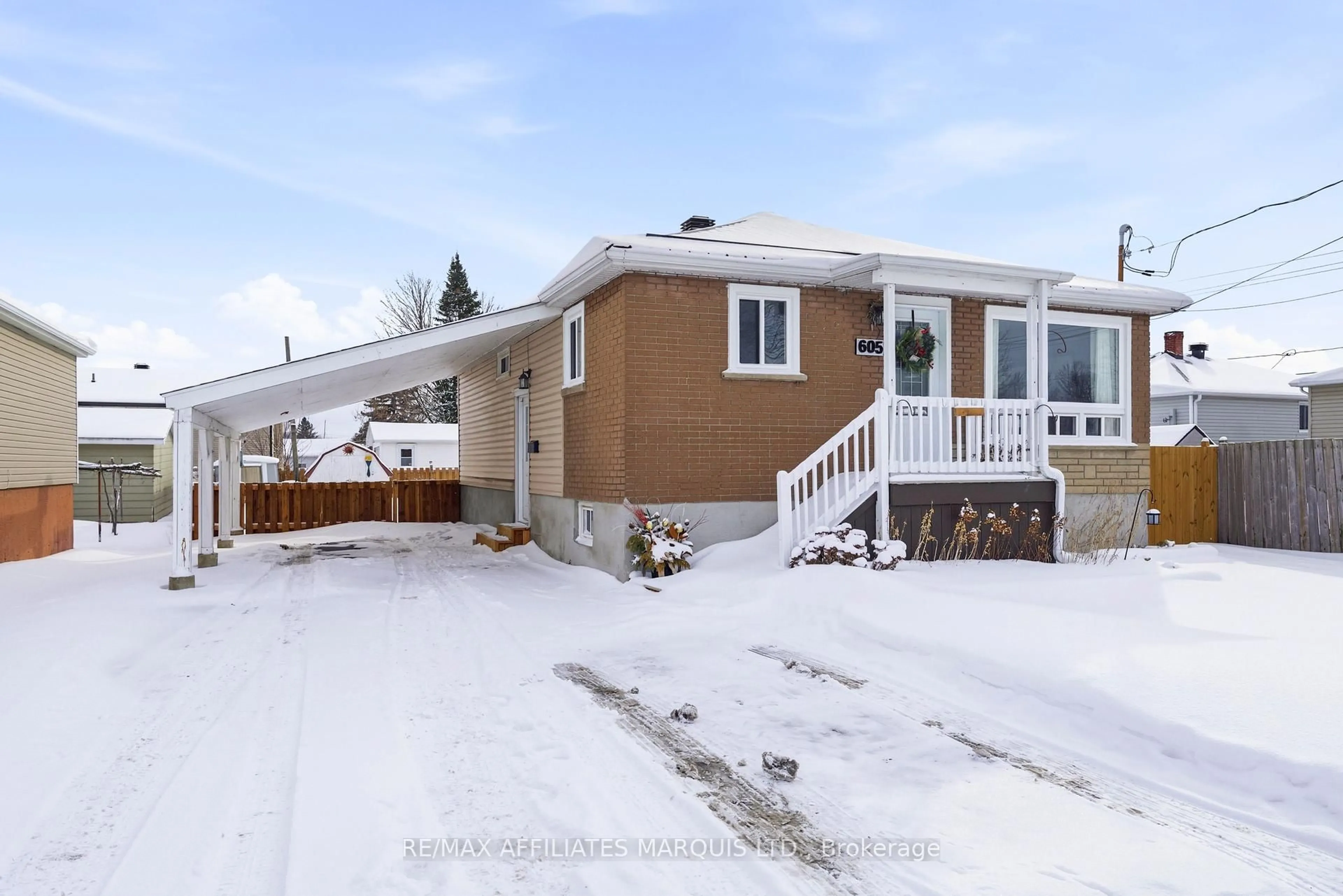 Home with vinyl exterior material, street for 605 Twelfth St, Cornwall Ontario K6H 3B2