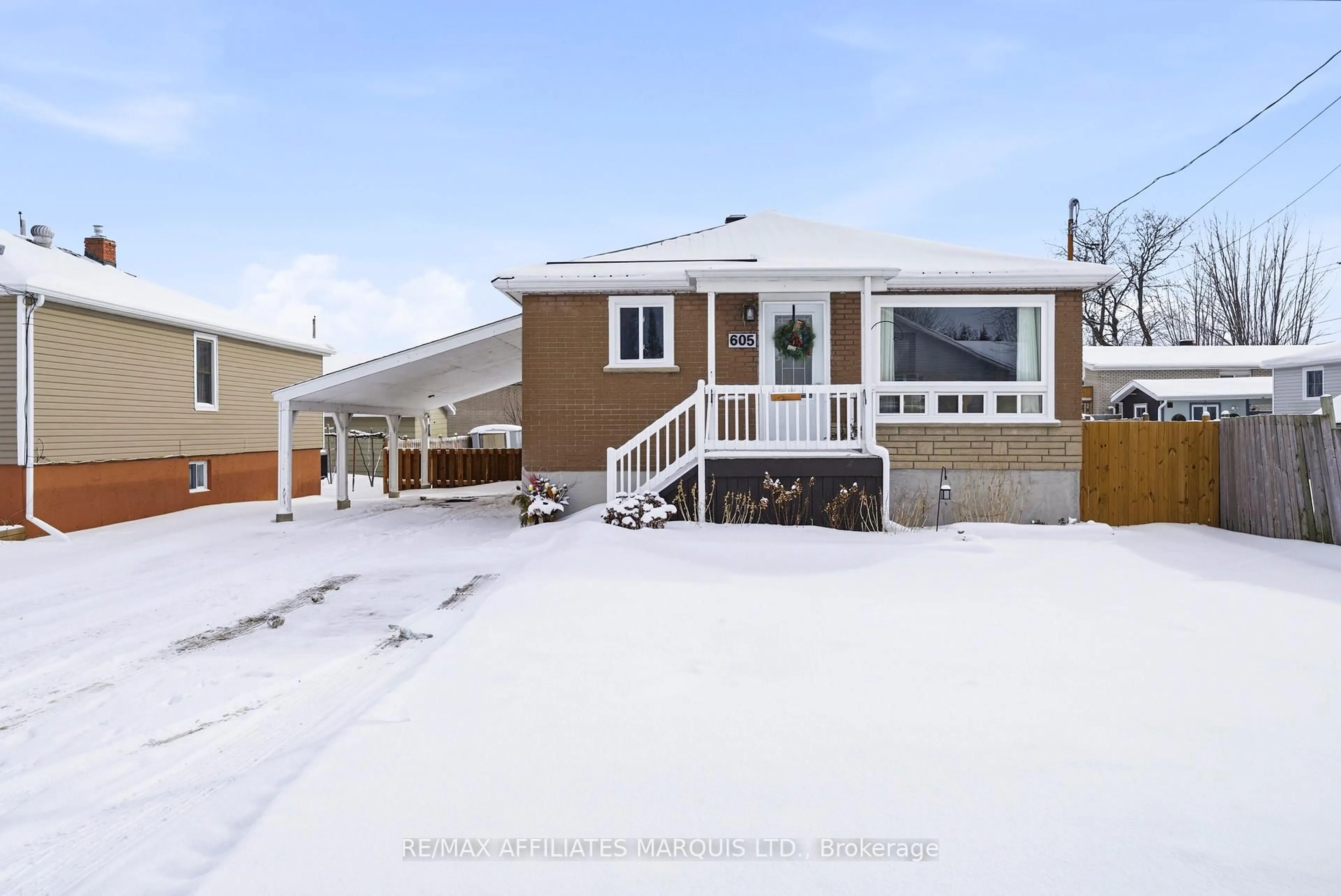 Home with vinyl exterior material, street for 605 Twelfth St, Cornwall Ontario K6H 3B2