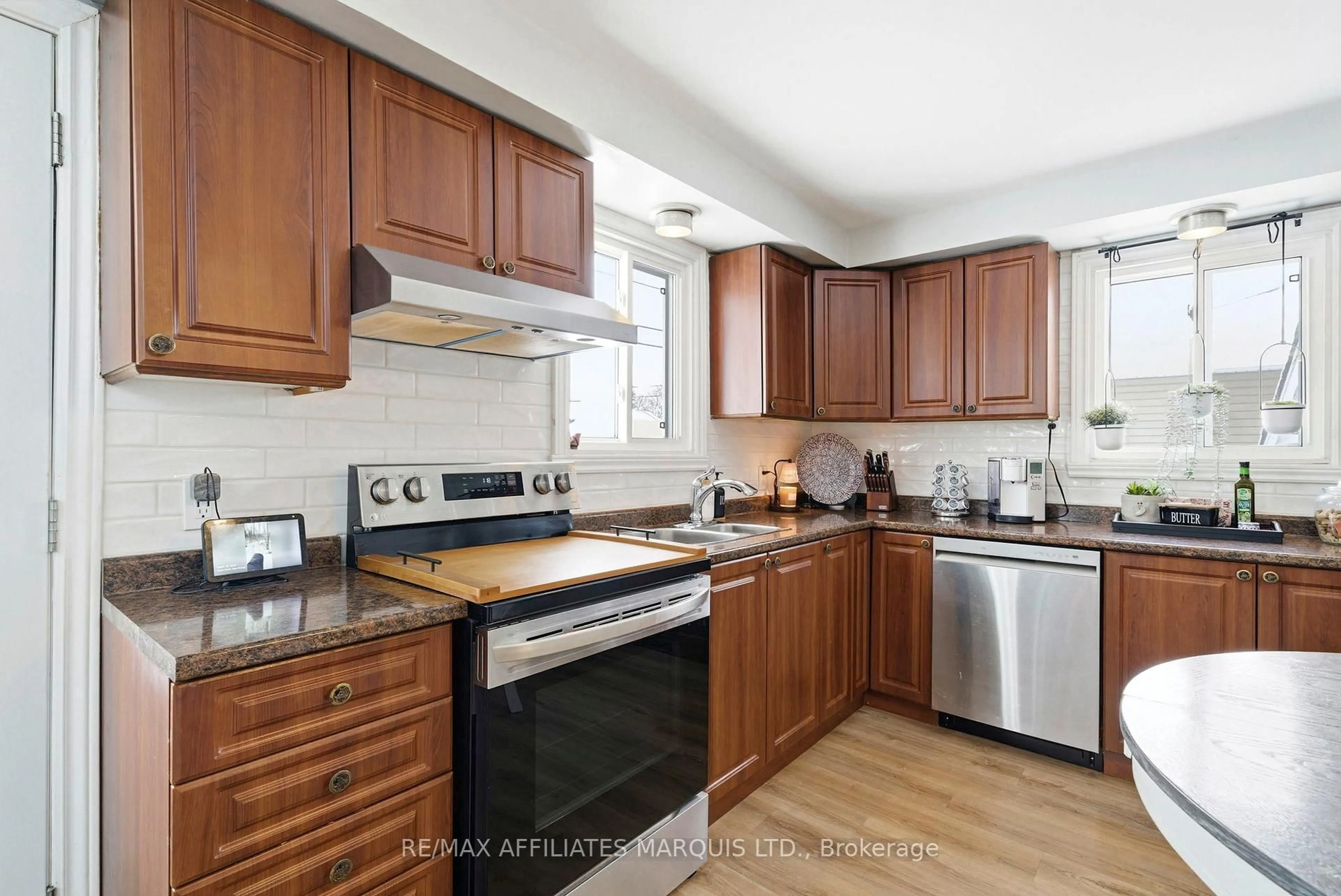 Standard kitchen, unknown for 605 Twelfth St, Cornwall Ontario K6H 3B2