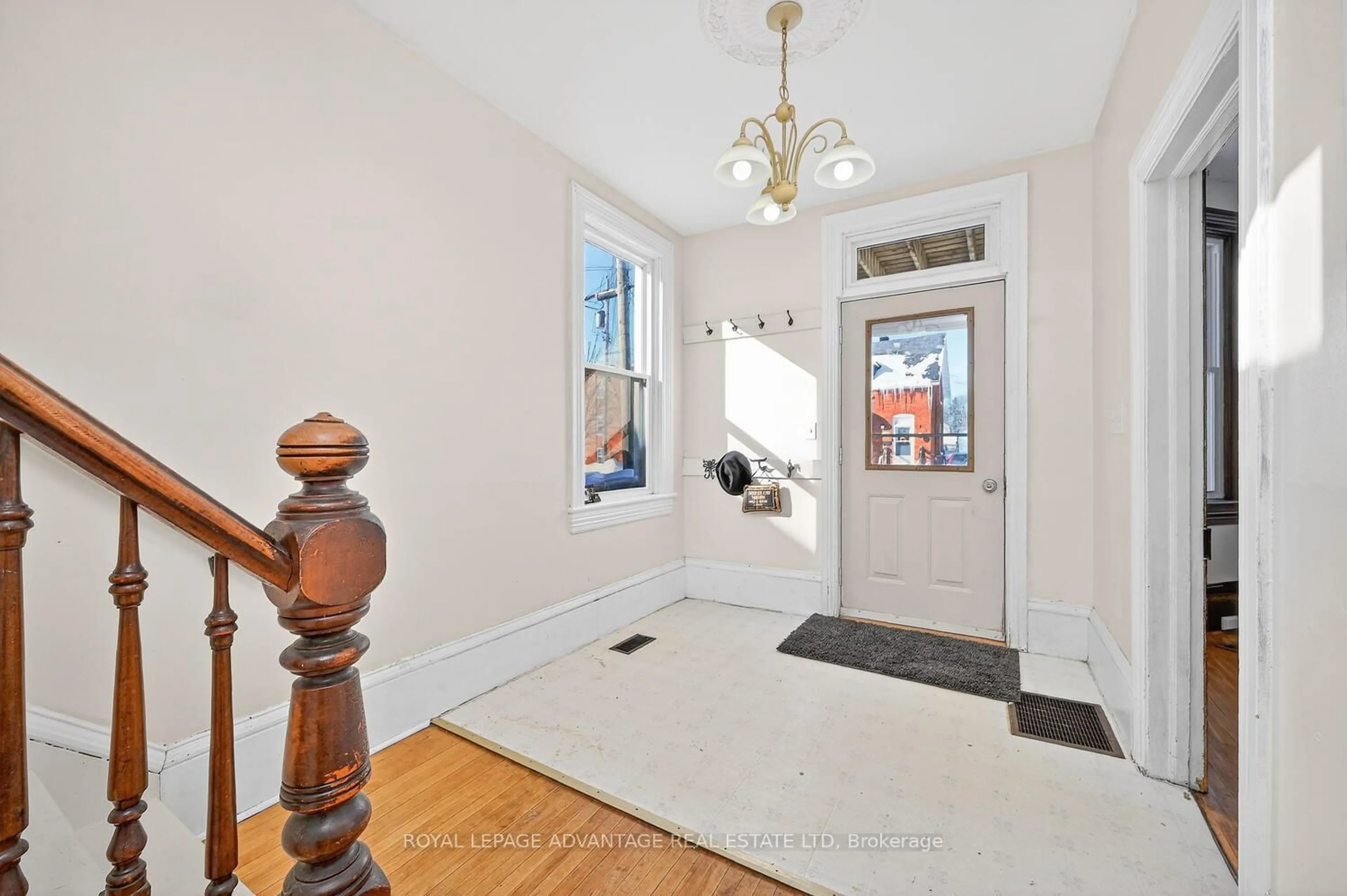 Indoor entryway for 73 Russell St, Smiths Falls Ontario K7A 1G5