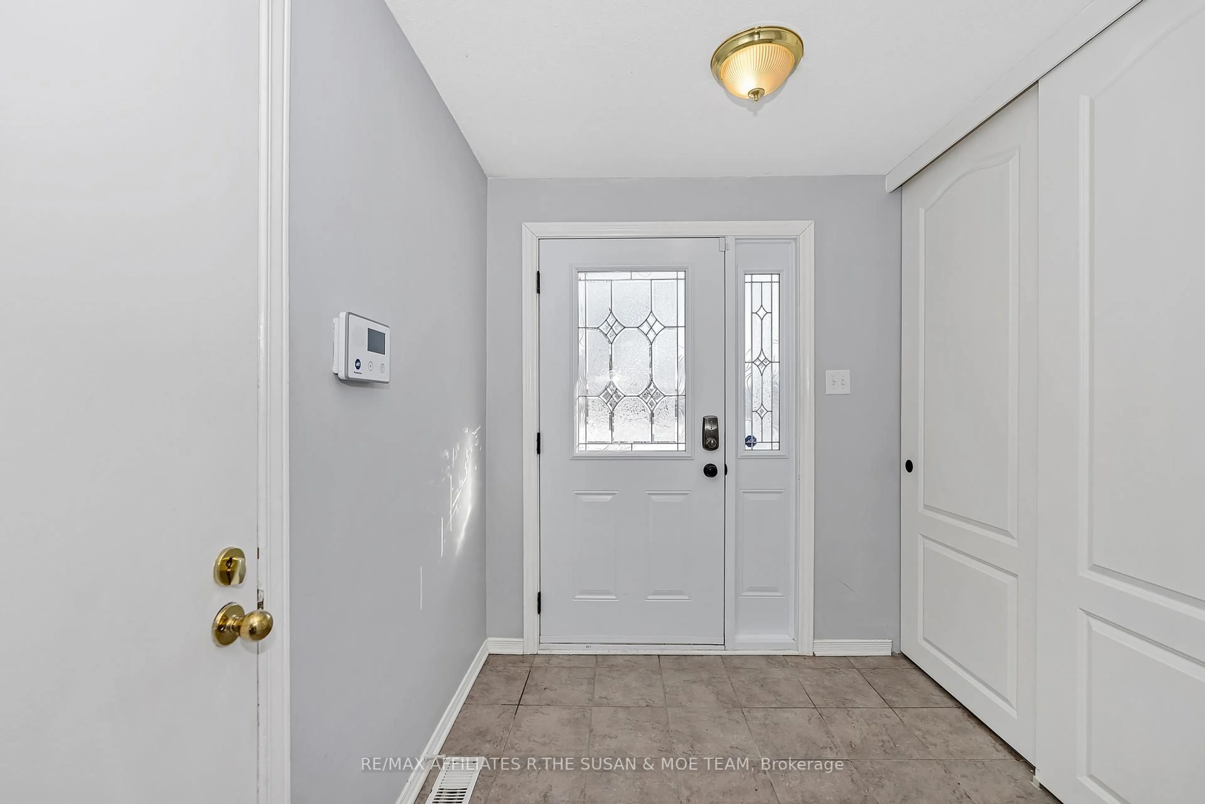 Indoor entryway for 52 Kenmare Pl, Ottawa Ontario K2J 3L9