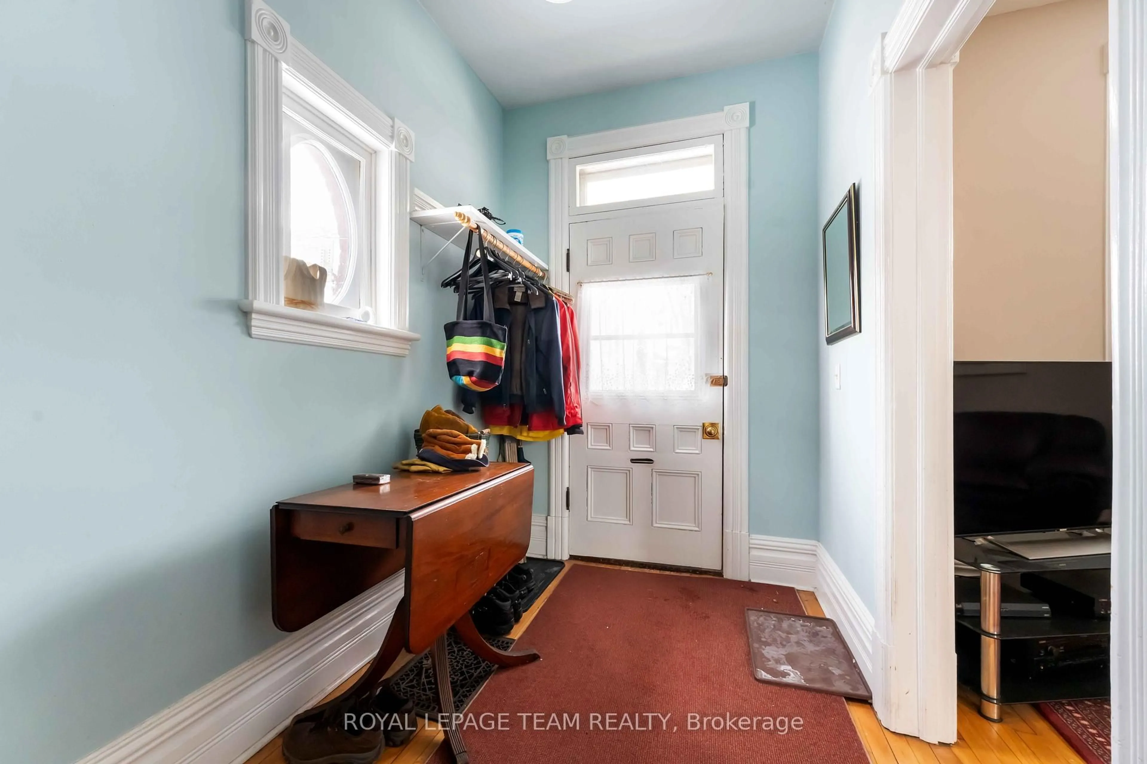 Indoor entryway for 56 Grosvenor Ave, Ottawa Ontario K1S 4S2