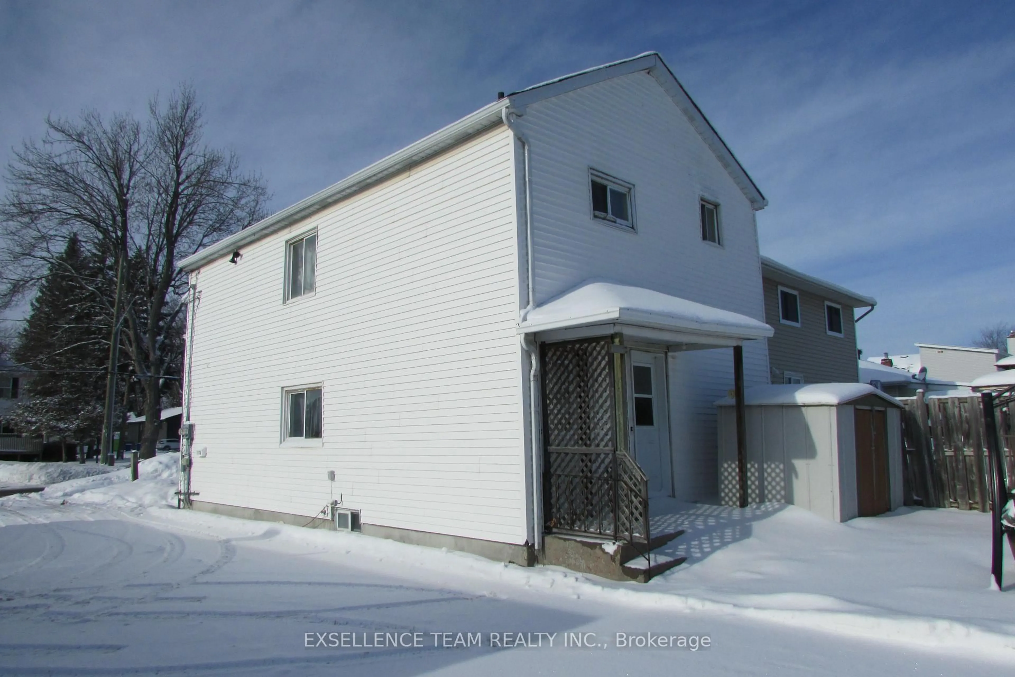 A pic from outside/outdoor area/front of a property/back of a property/a pic from drone, building for 1117 Cumberland St, Cornwall Ontario K6J 4K3