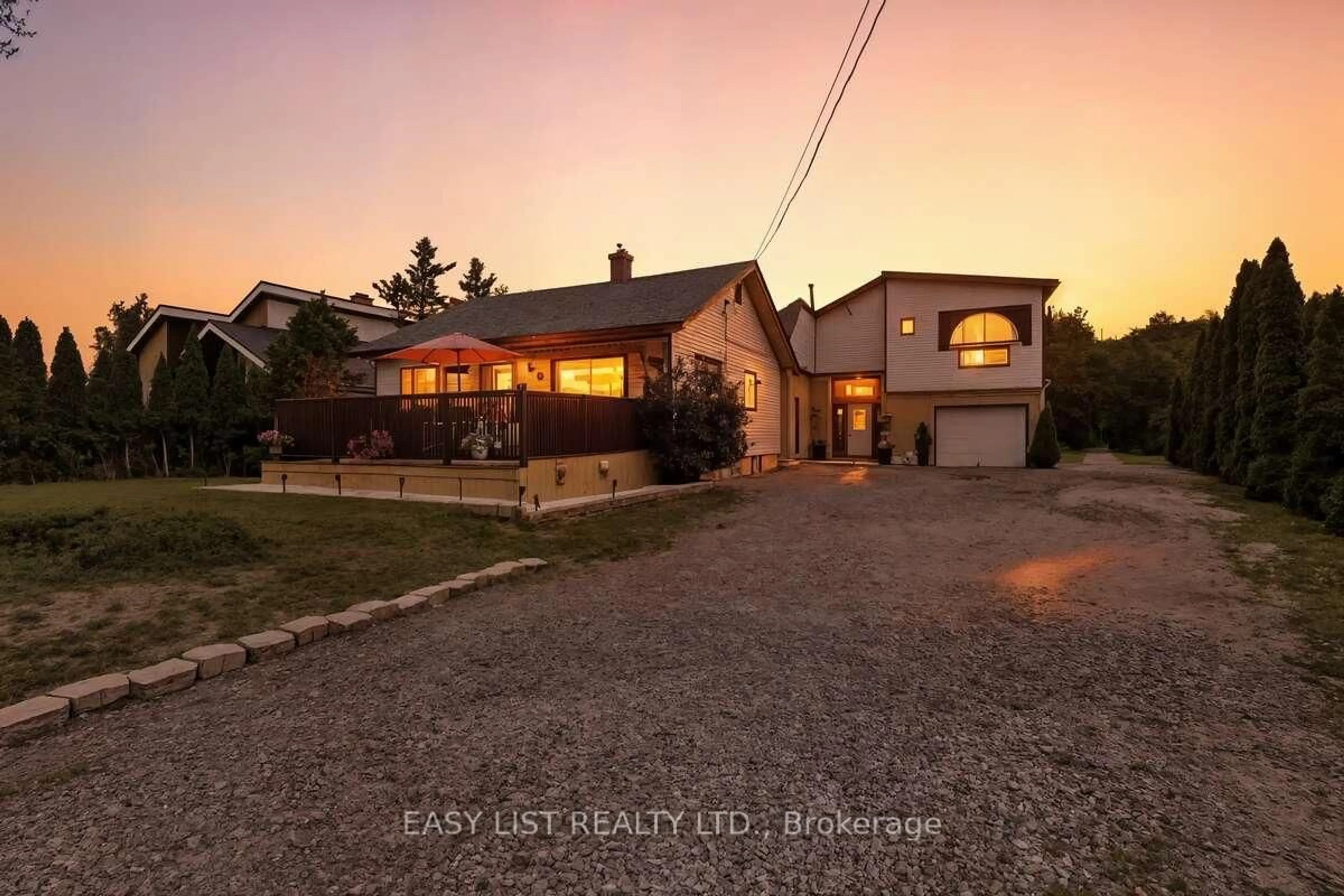 A pic from outside/outdoor area/front of a property/back of a property/a pic from drone, street for 40 Kingsway, Welland Ontario L3B 3N8