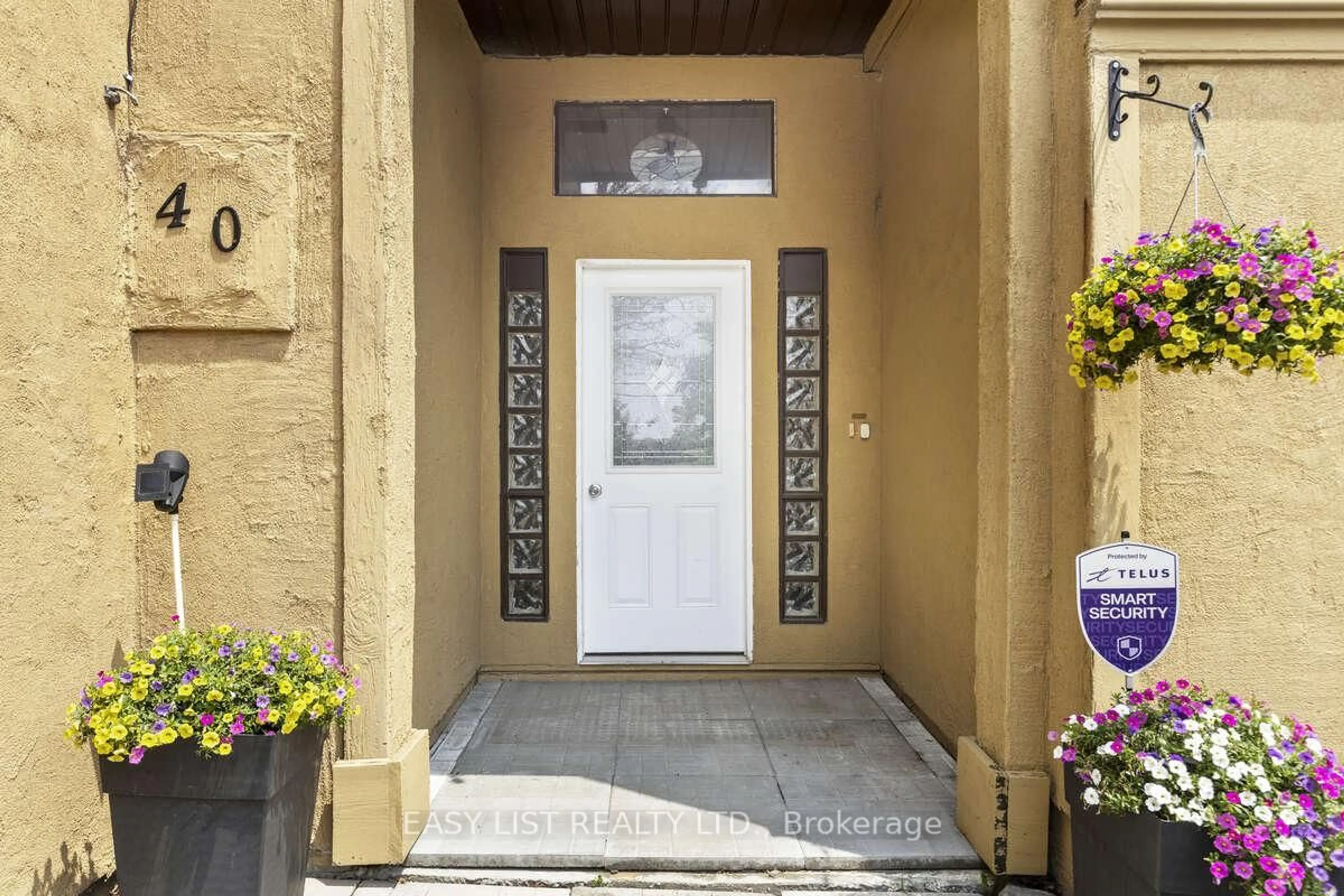 Indoor entryway for 40 Kingsway, Welland Ontario L3B 3N8