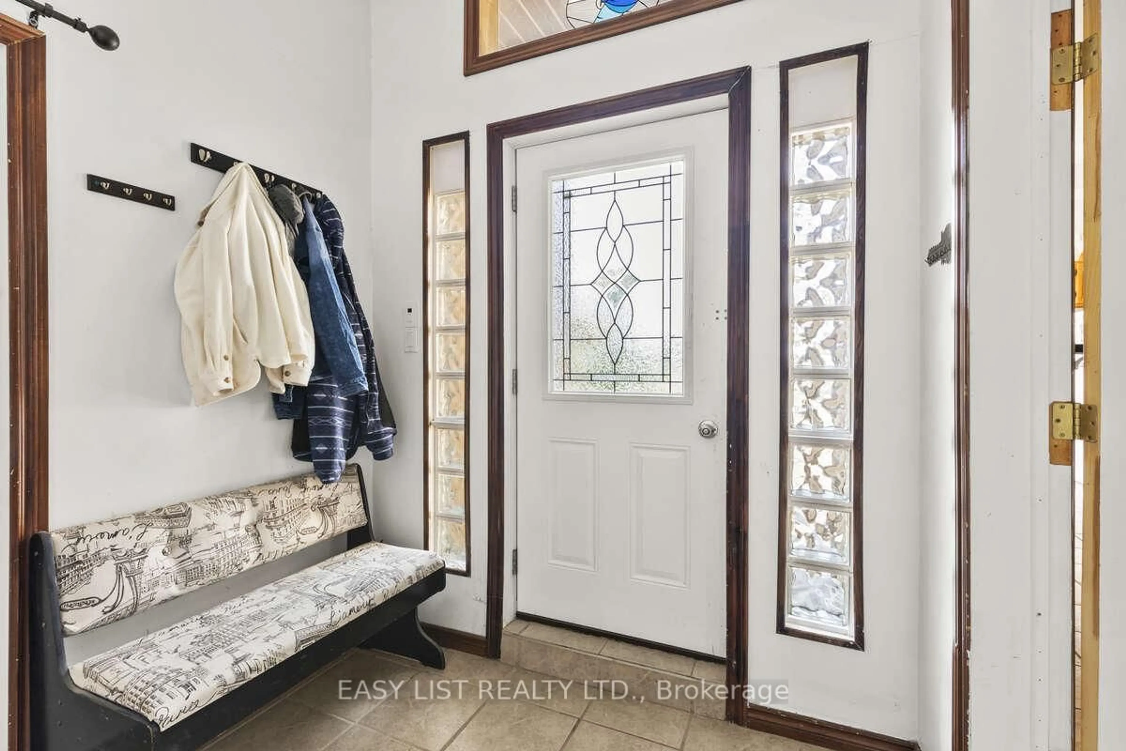 Indoor entryway for 40 Kingsway, Welland Ontario L3B 3N8