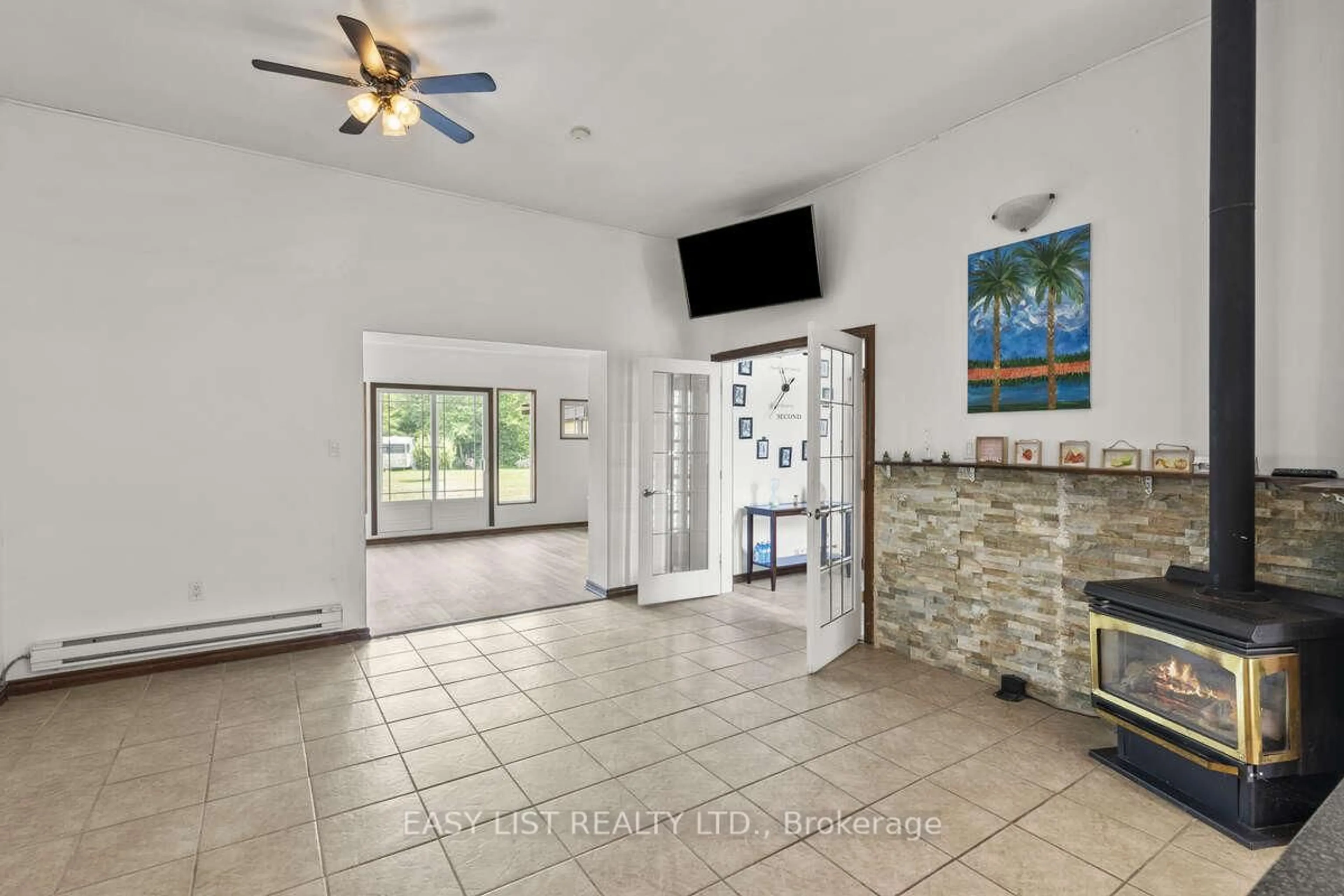 Indoor foyer for 40 Kingsway, Welland Ontario L3B 3N8