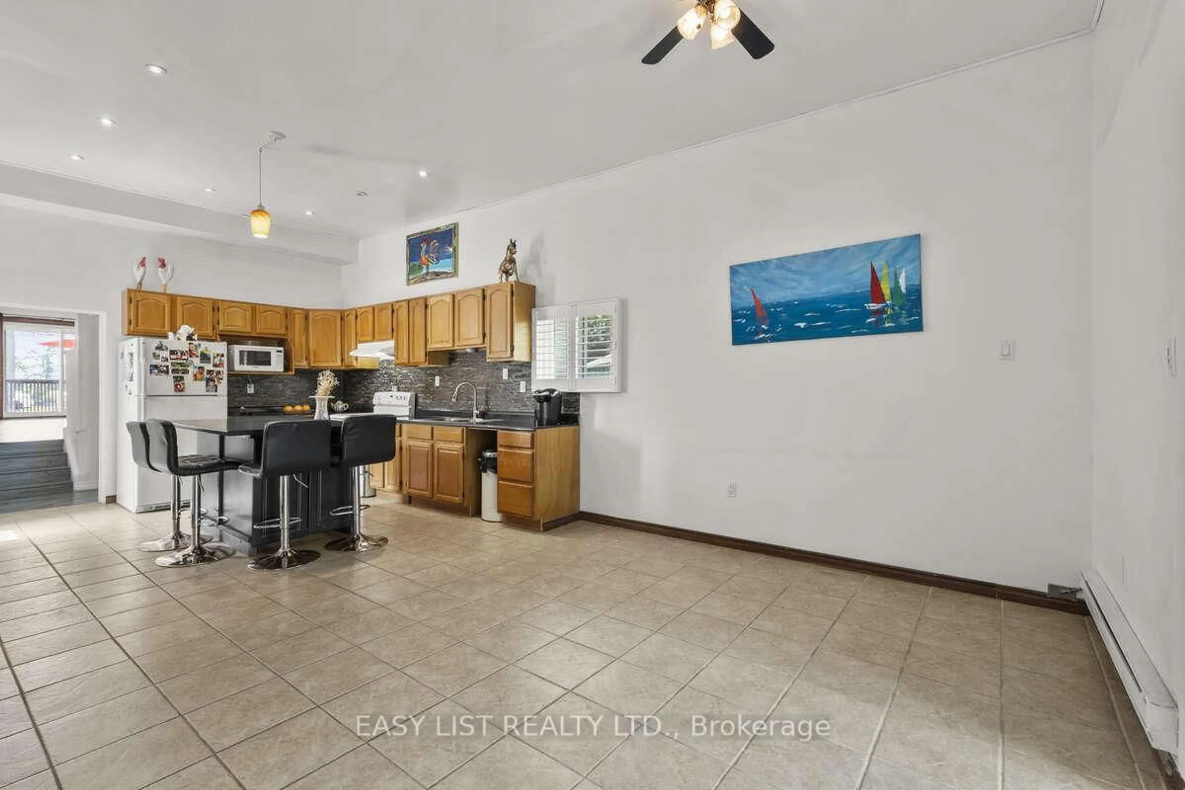 Open concept kitchen, ceramic/tile floor for 40 Kingsway, Welland Ontario L3B 3N8