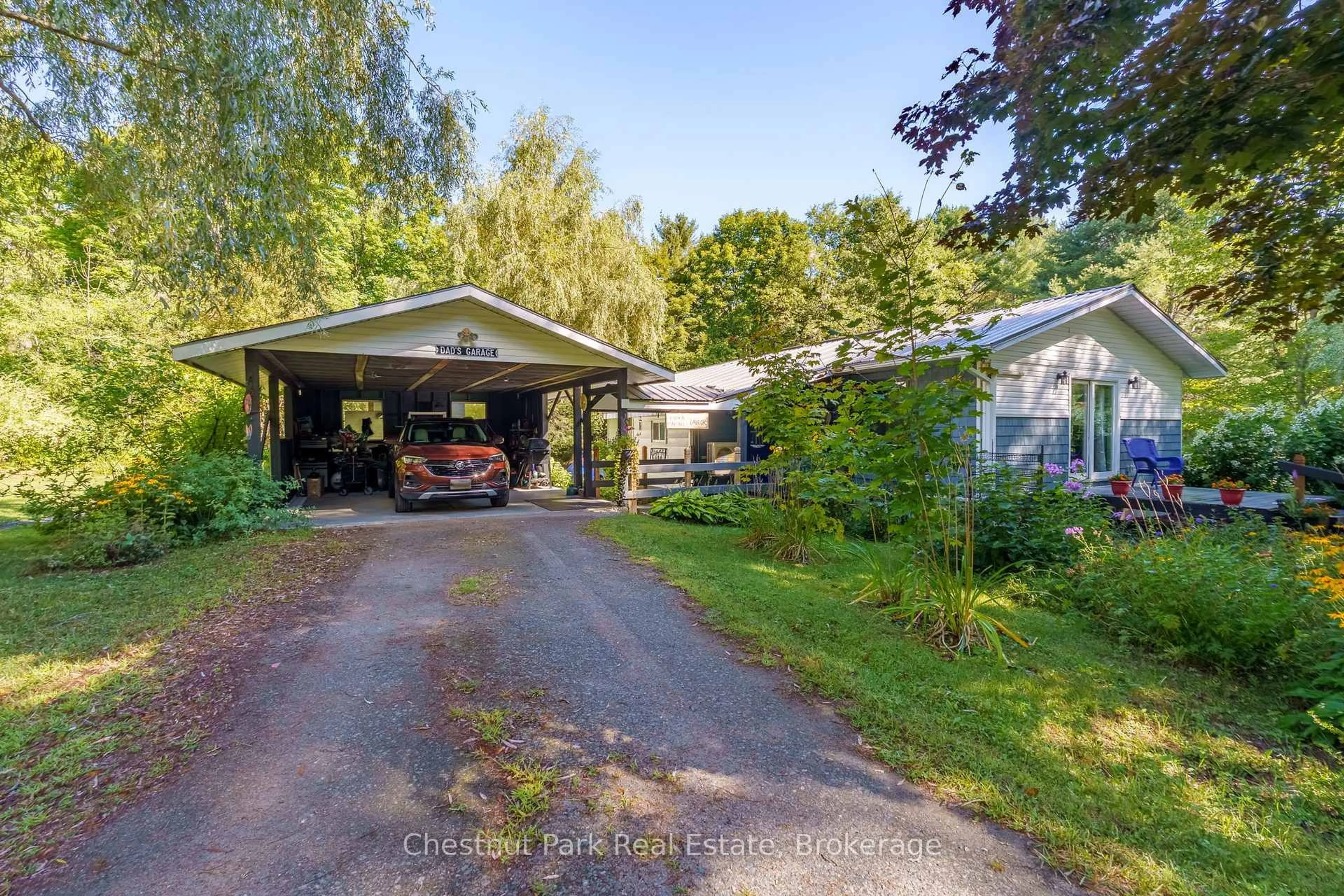 Indoor garage for 1047 Naismith Rd, Bracebridge Ontario P1L 1X4