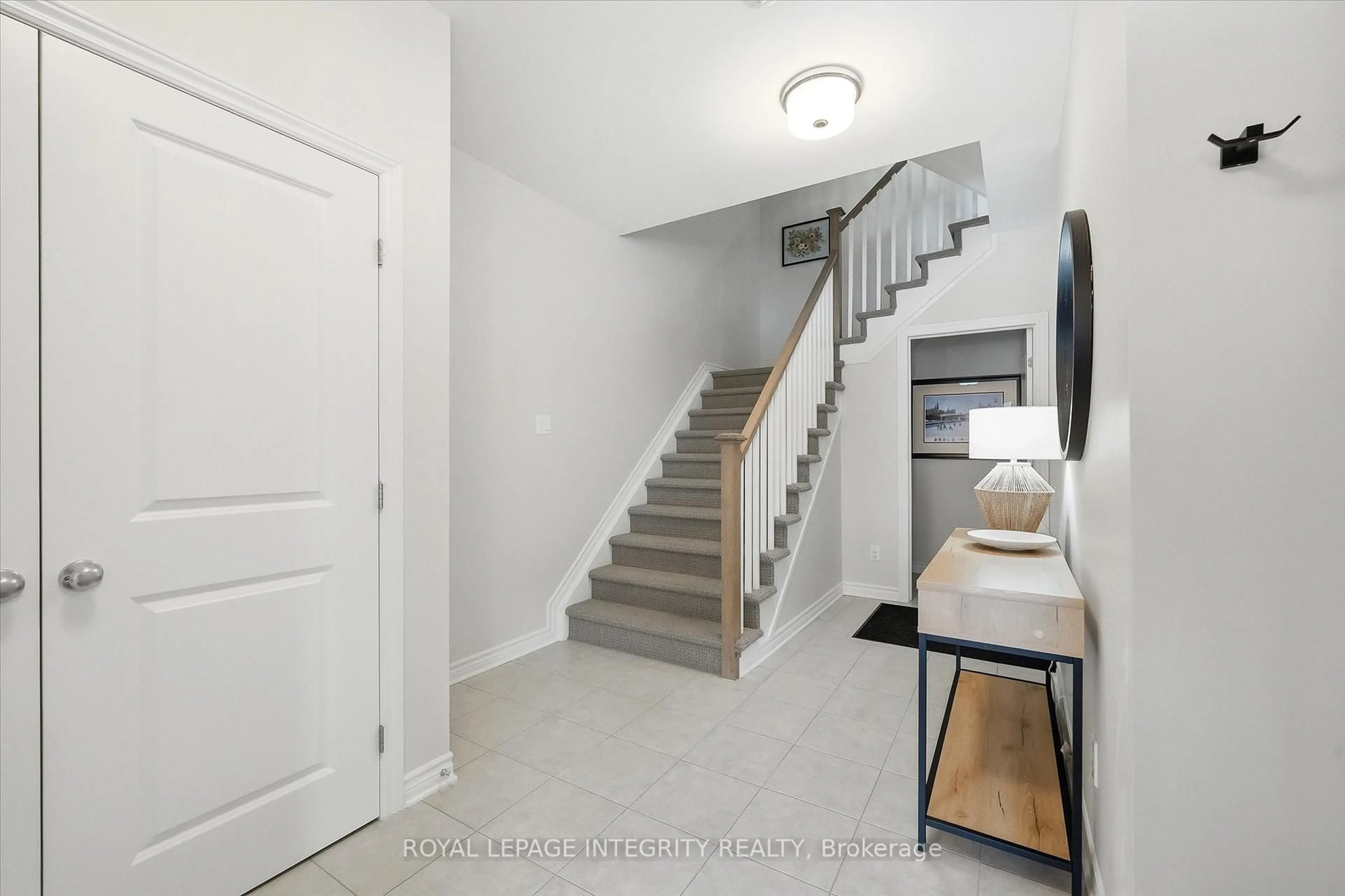 Indoor entryway for 518 Stadacone Row, Ottawa Ontario K4A 1J8