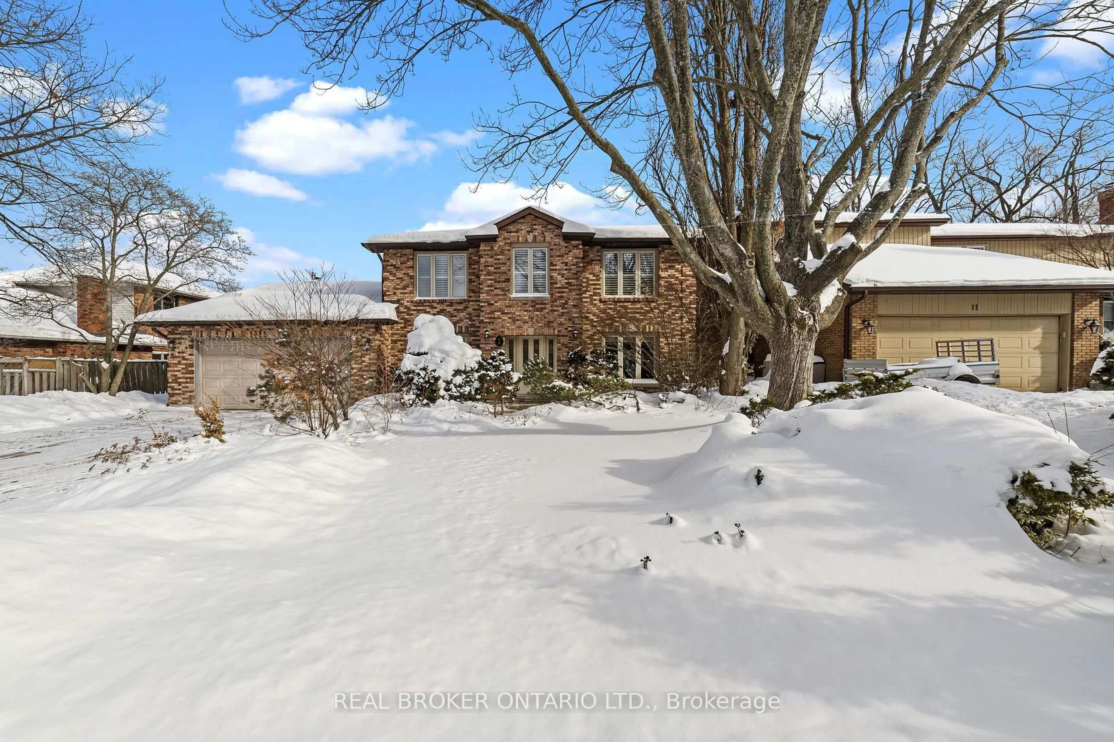 A pic from outside/outdoor area/front of a property/back of a property/a pic from drone, street for 7 Templer Dr, Hamilton Ontario L9G 3X7