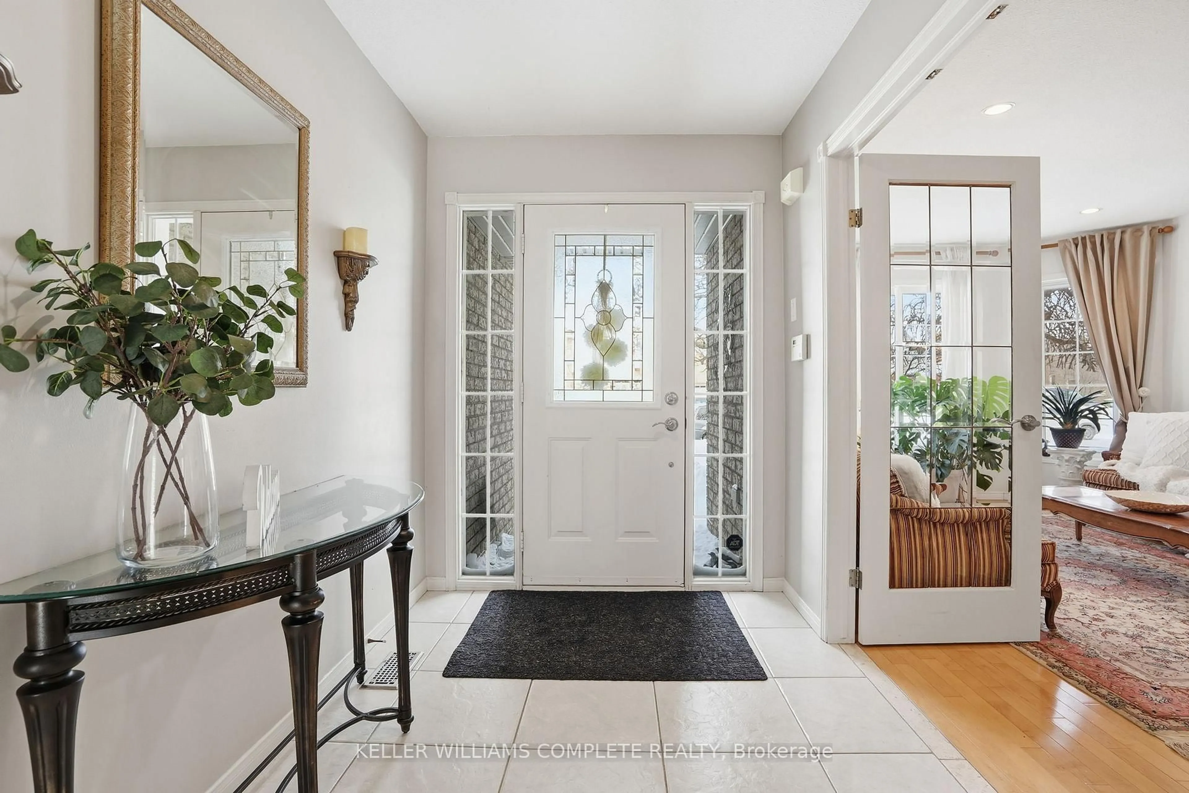 Indoor entryway for 37 Southcreek Dr, Hamilton Ontario L9K 1M2