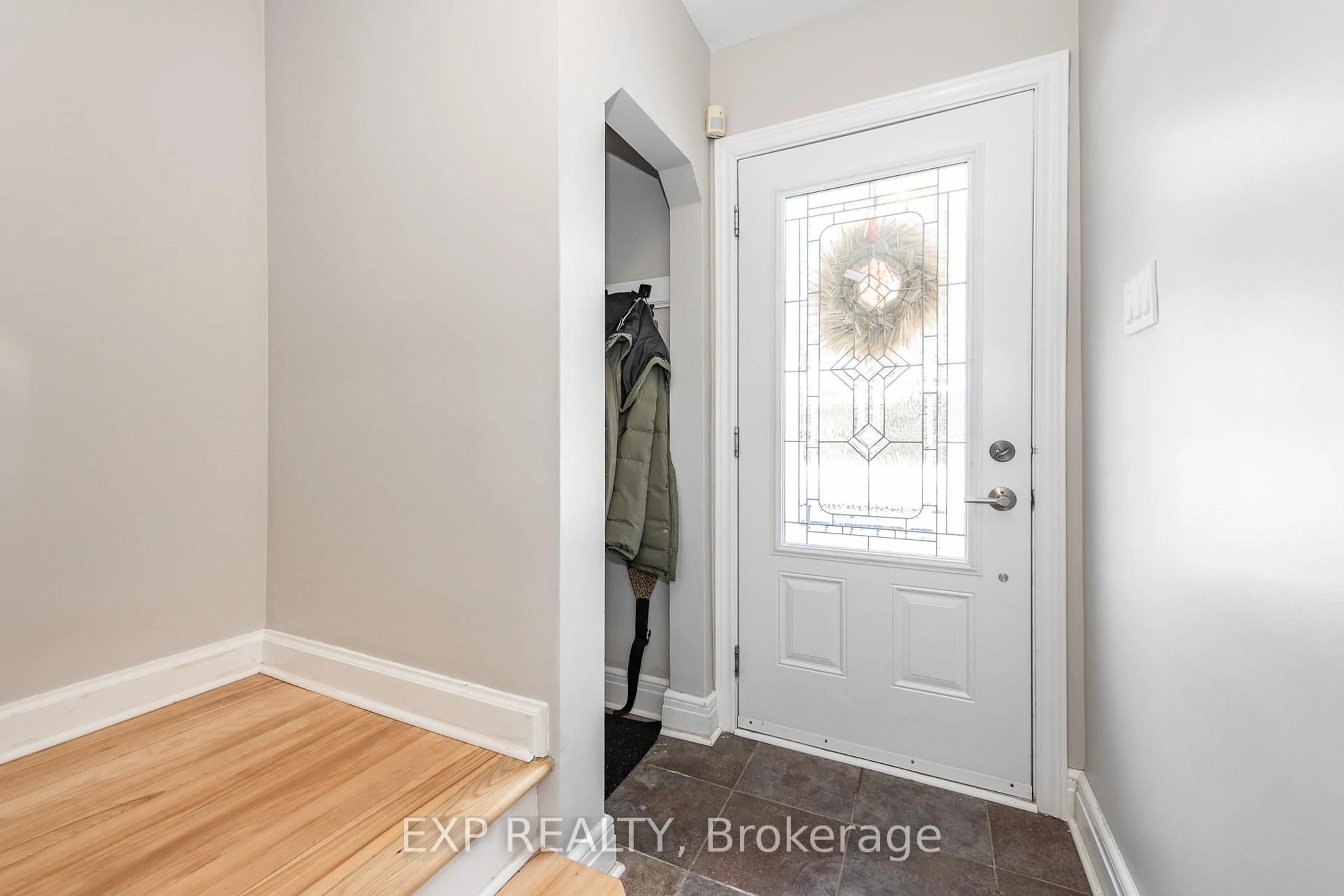 Indoor entryway for 524 Wolffdale Cres, Ottawa Ontario K1K 1N5