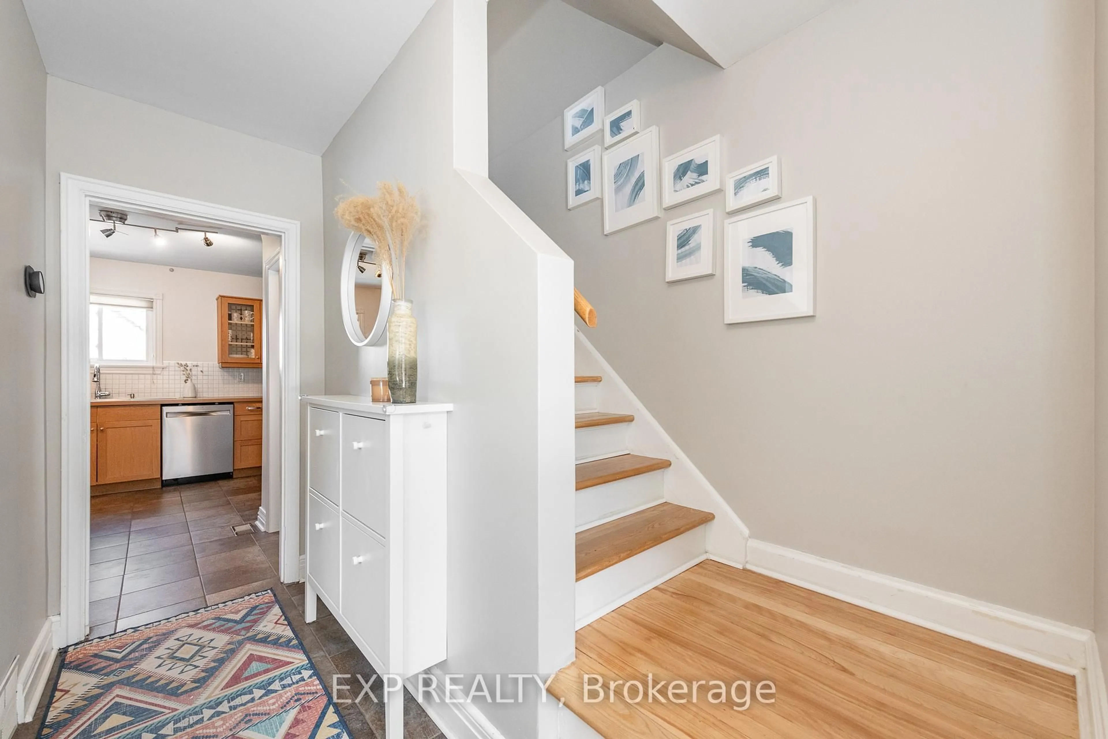 Indoor entryway for 524 Wolffdale Cres, Ottawa Ontario K1K 1N5