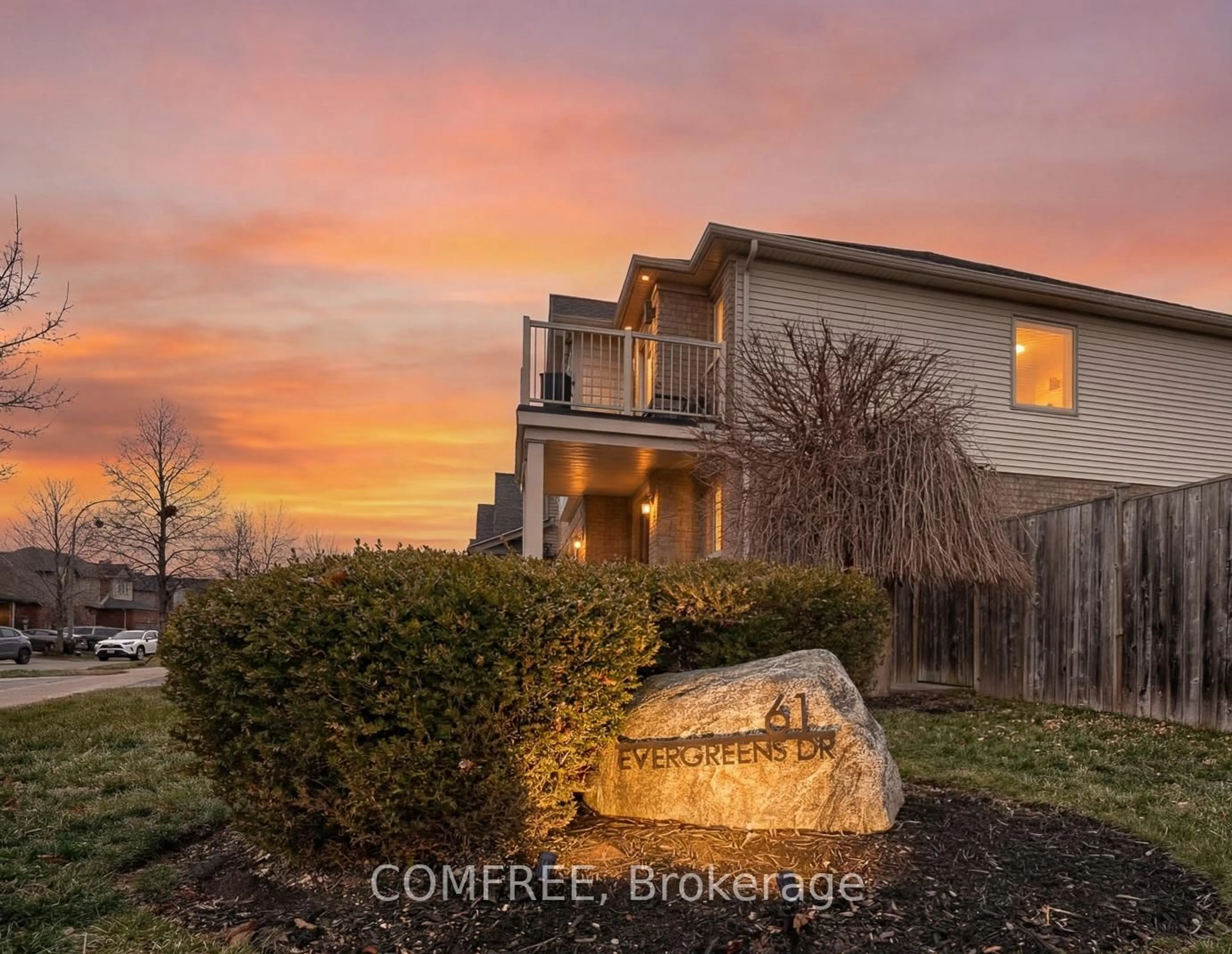 A pic from outside/outdoor area/front of a property/back of a property/a pic from drone, unknown for 61 Evergreens Dr, Grimsby Ontario L3M 0A9