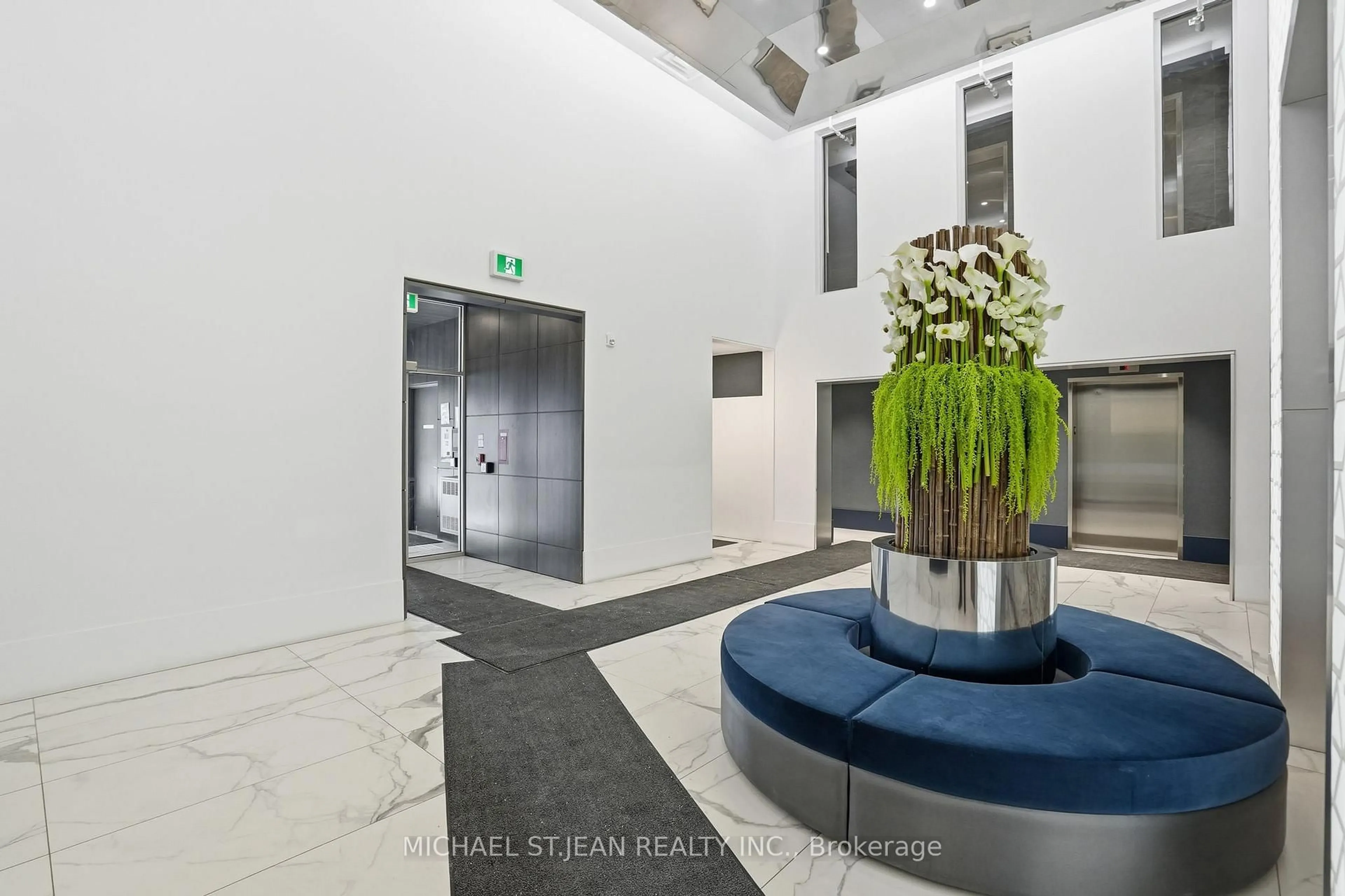 Indoor foyer for 16 Concord Pl #346, Grimsby Ontario L3M 0J1