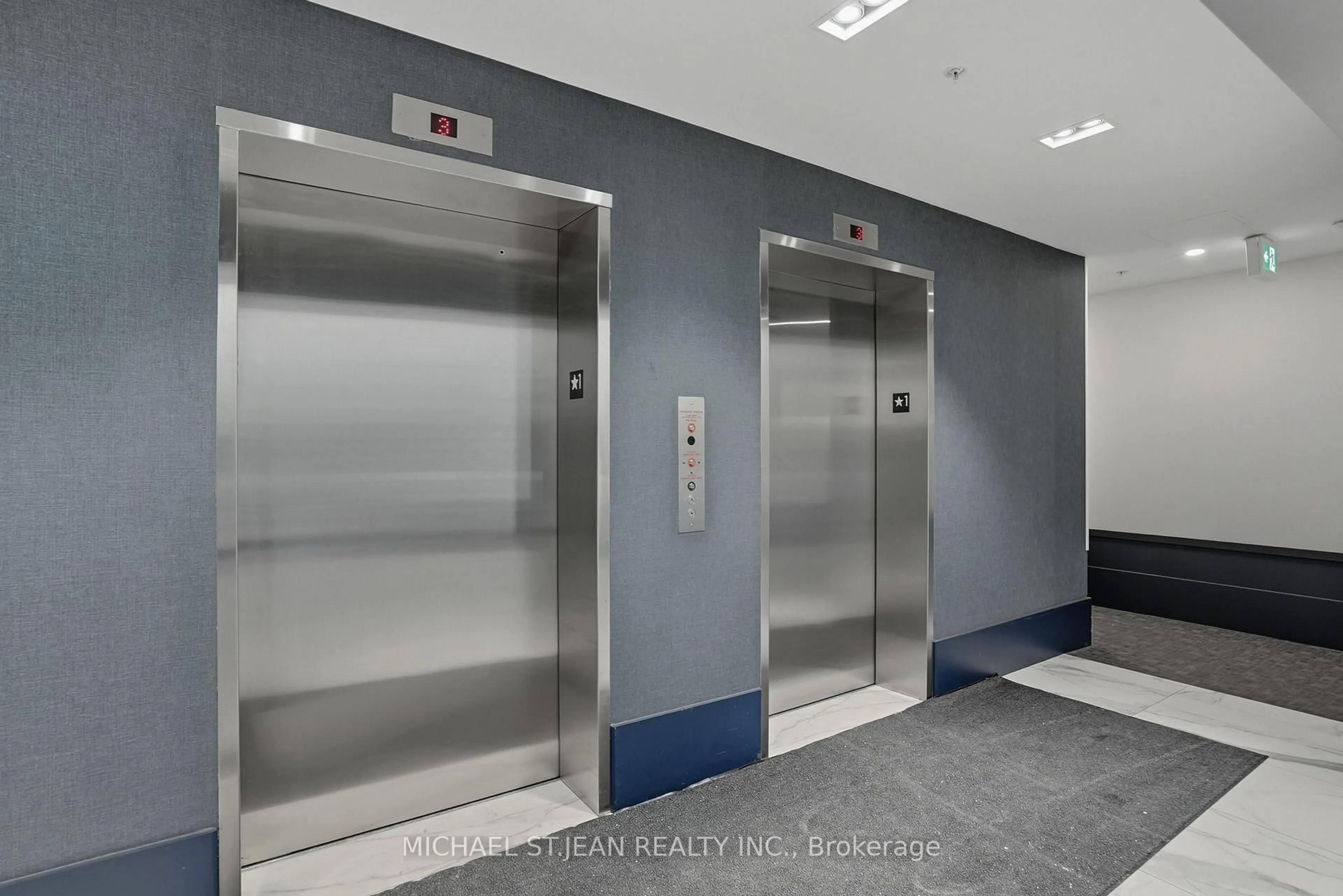 Indoor foyer for 16 Concord Pl #346, Grimsby Ontario L3M 0J1