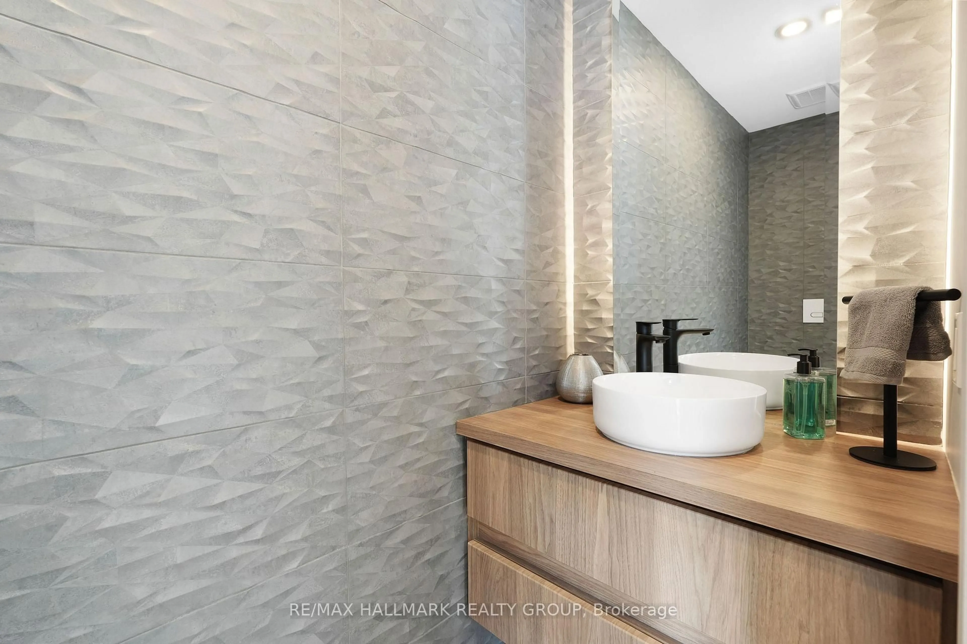 Contemporary bathroom, ceramic/tile floor for 2167 Rice Ave, Ottawa Ontario K2A 0C5