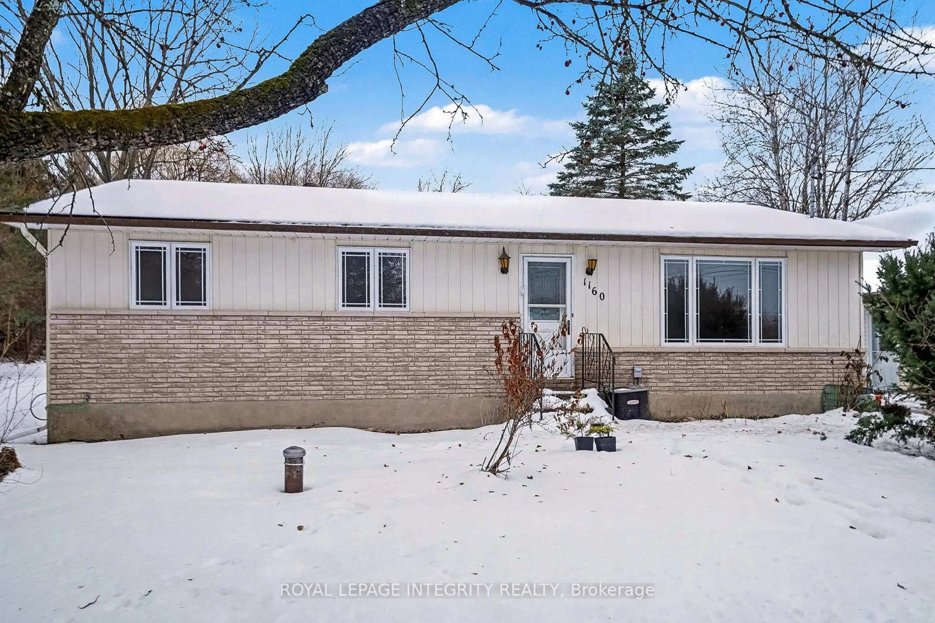 A pic from outside/outdoor area/front of a property/back of a property/a pic from drone, unknown for 1160 Barnett Dr, Ottawa Ontario K4C 1C7