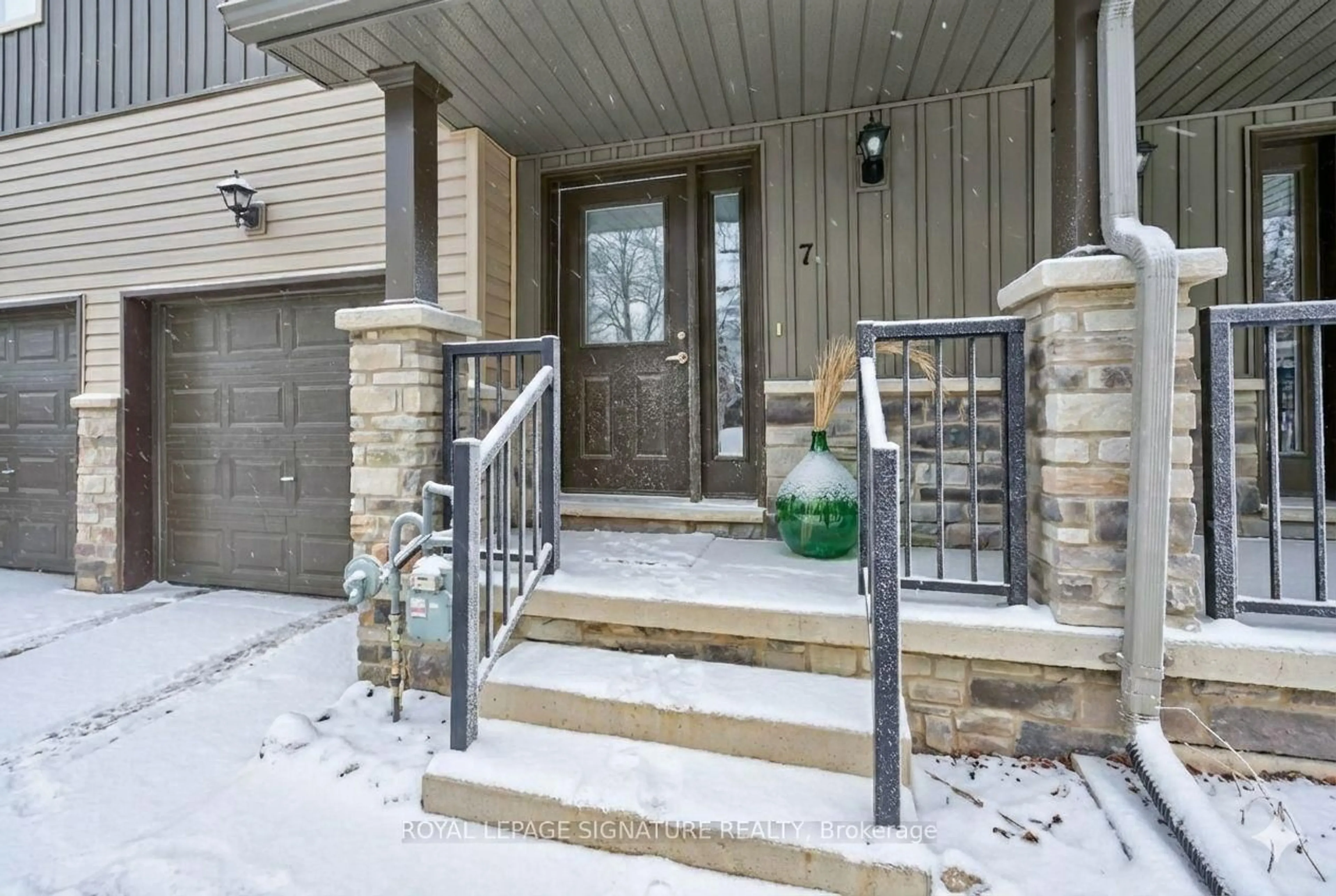 Indoor entryway for 393 Manitoba St #3, Bracebridge Ontario P1L 1B4