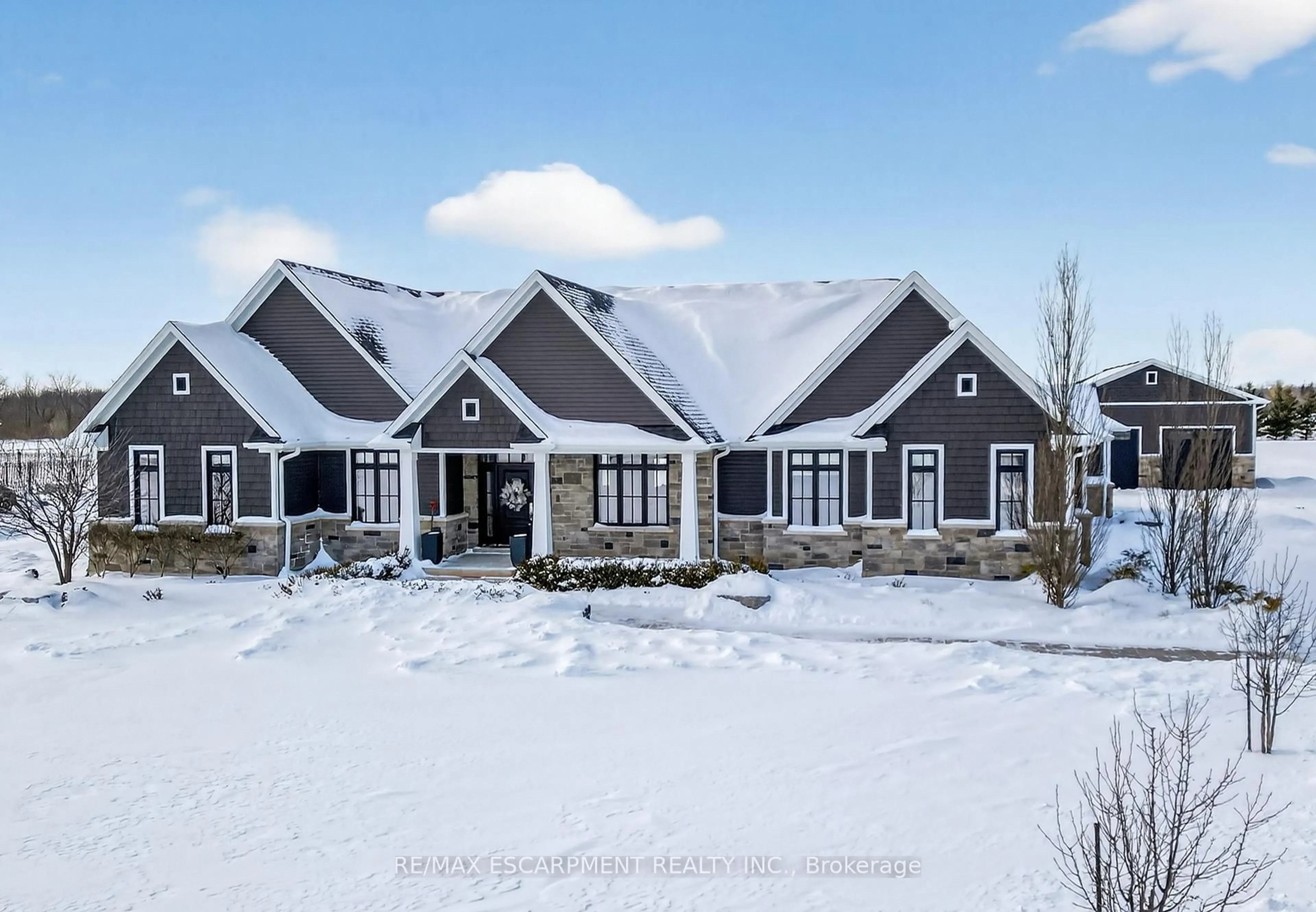 A pic from outside/outdoor area/front of a property/back of a property/a pic from drone, unknown for 224 Mountain Rd, Grimsby Ontario L3M 4E7