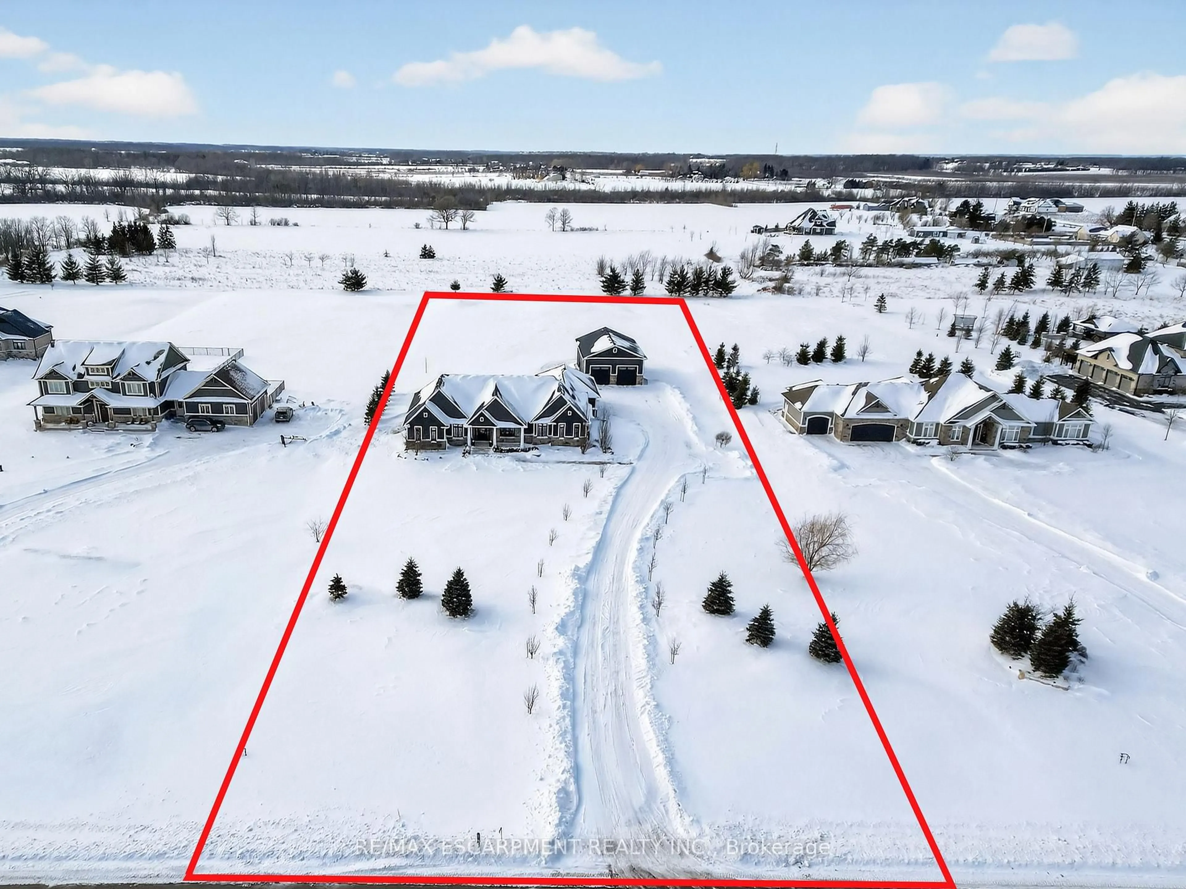 A pic from outside/outdoor area/front of a property/back of a property/a pic from drone, unknown for 224 Mountain Rd, Grimsby Ontario L3M 4E7