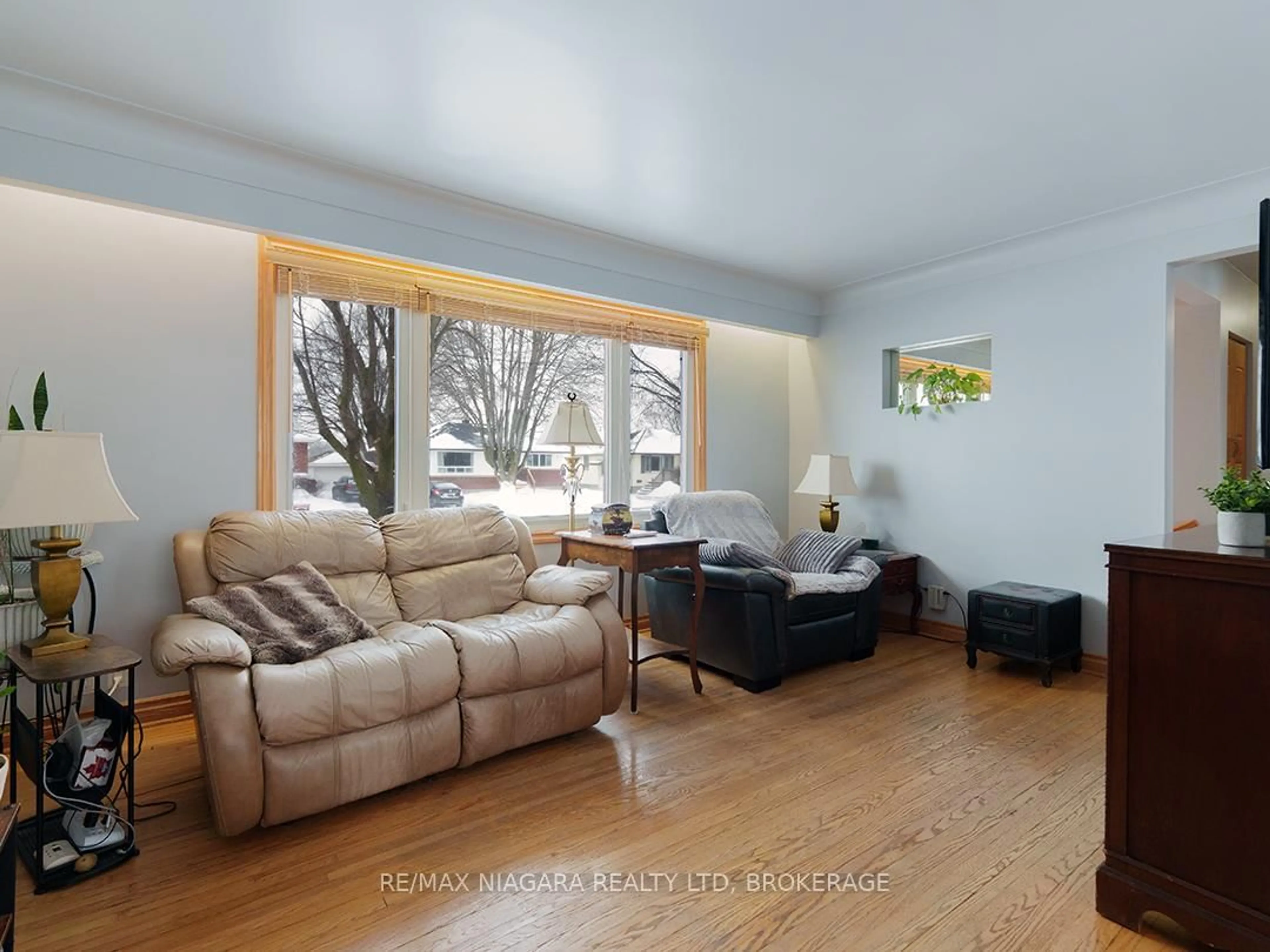 Living room with furniture, wood/laminate floor for 251 Clarke St, Port Colborne Ontario L3K 2G7