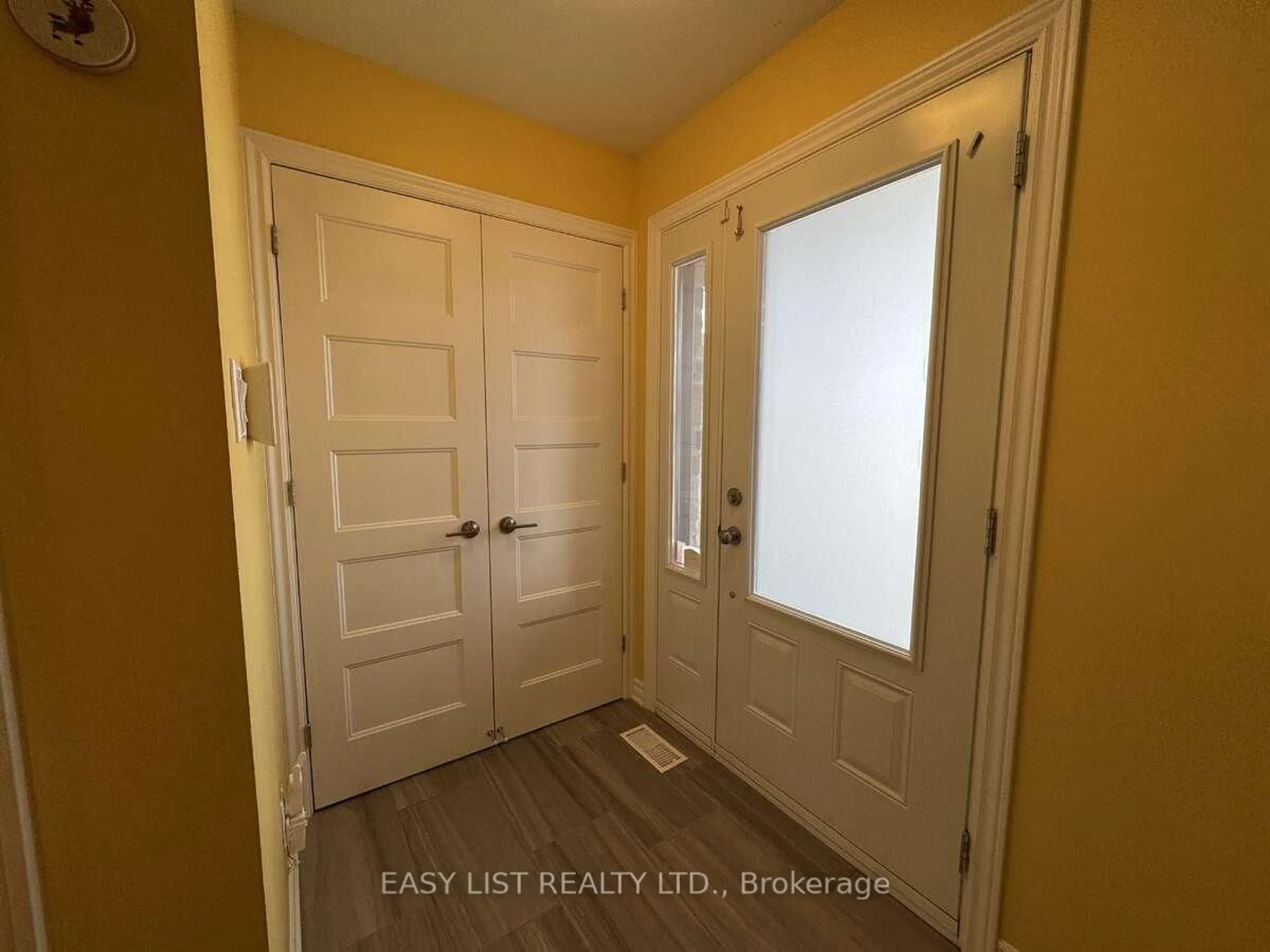 Indoor entryway for 306 Belfort Cres, Cornwall Ontario K6H 0H3