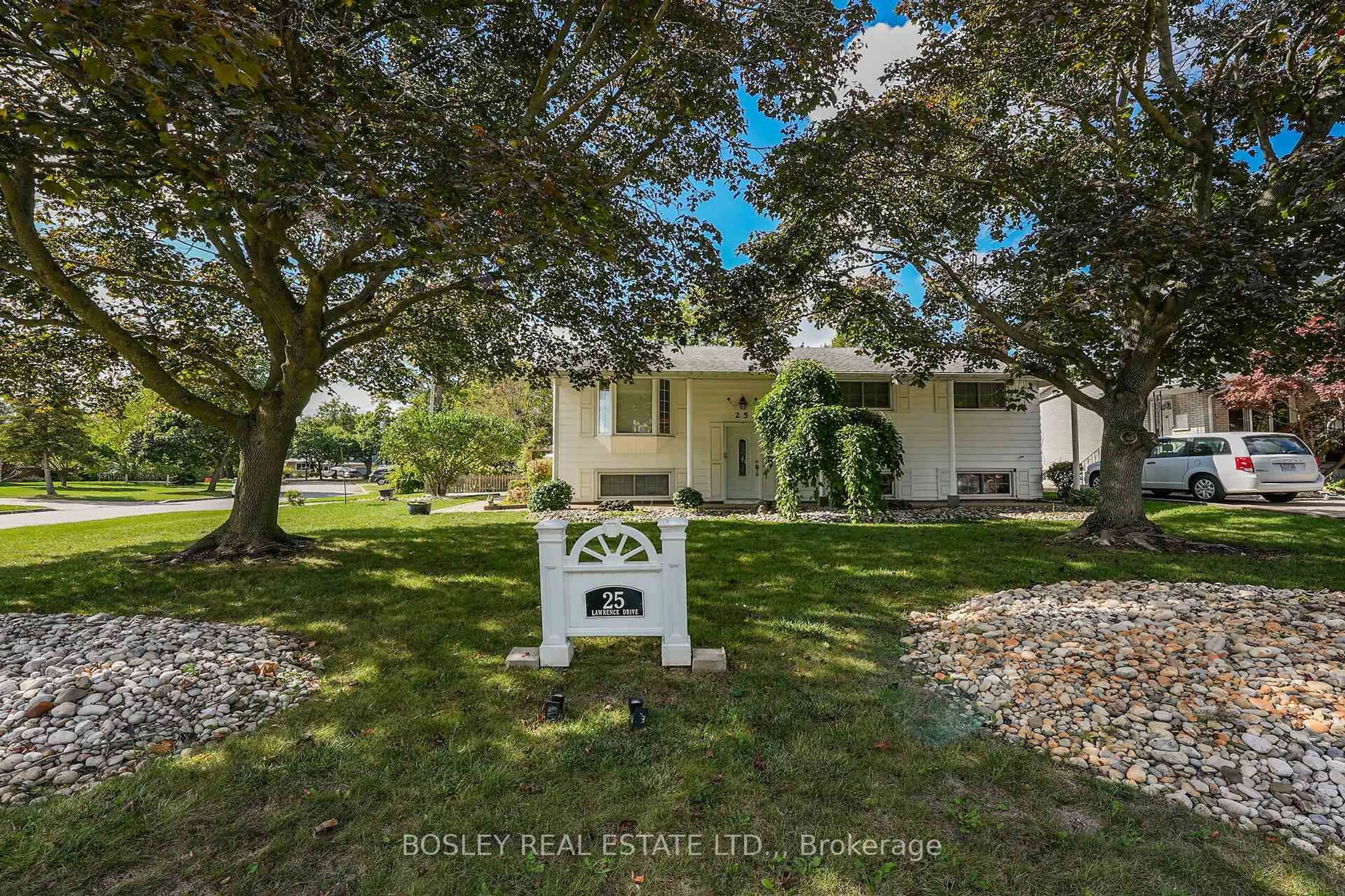 A pic from outside/outdoor area/front of a property/back of a property/a pic from drone, street for 25 Lawrence Dr, Thorold Ontario L2V 2X6