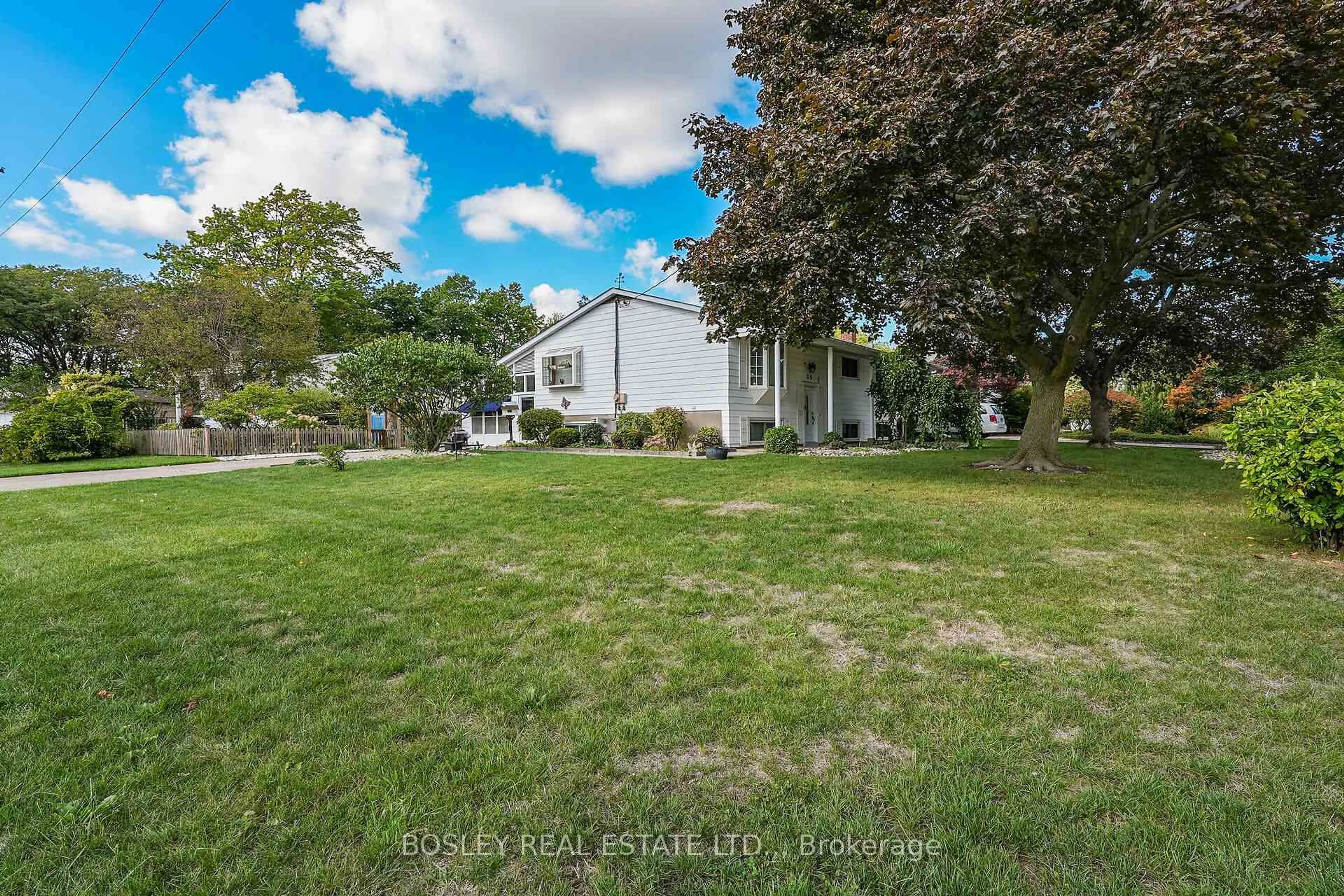 A pic from outside/outdoor area/front of a property/back of a property/a pic from drone, street for 25 Lawrence Dr, Thorold Ontario L2V 2X6