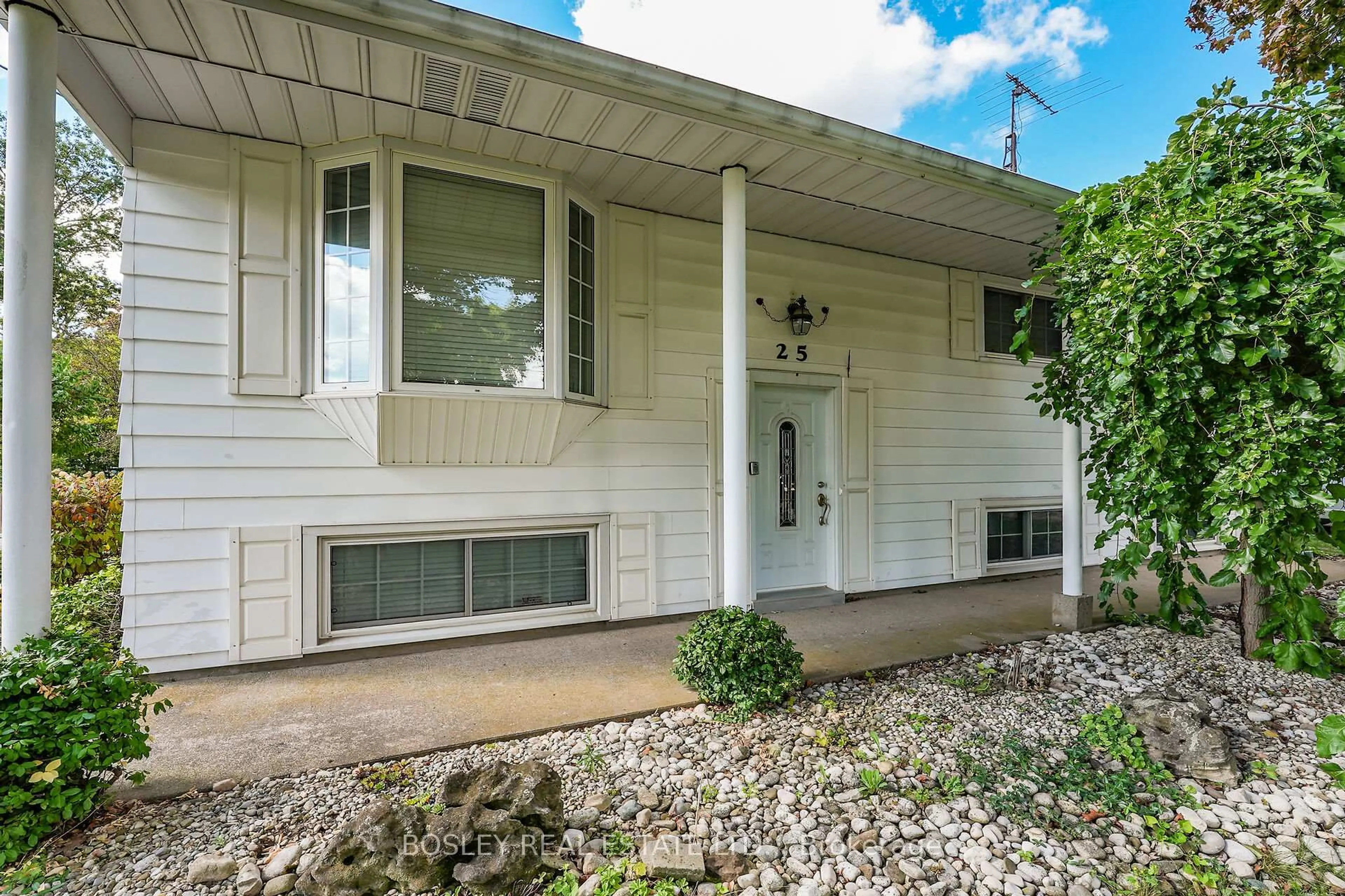 Home with vinyl exterior material, street for 25 Lawrence Dr, Thorold Ontario L2V 2X6